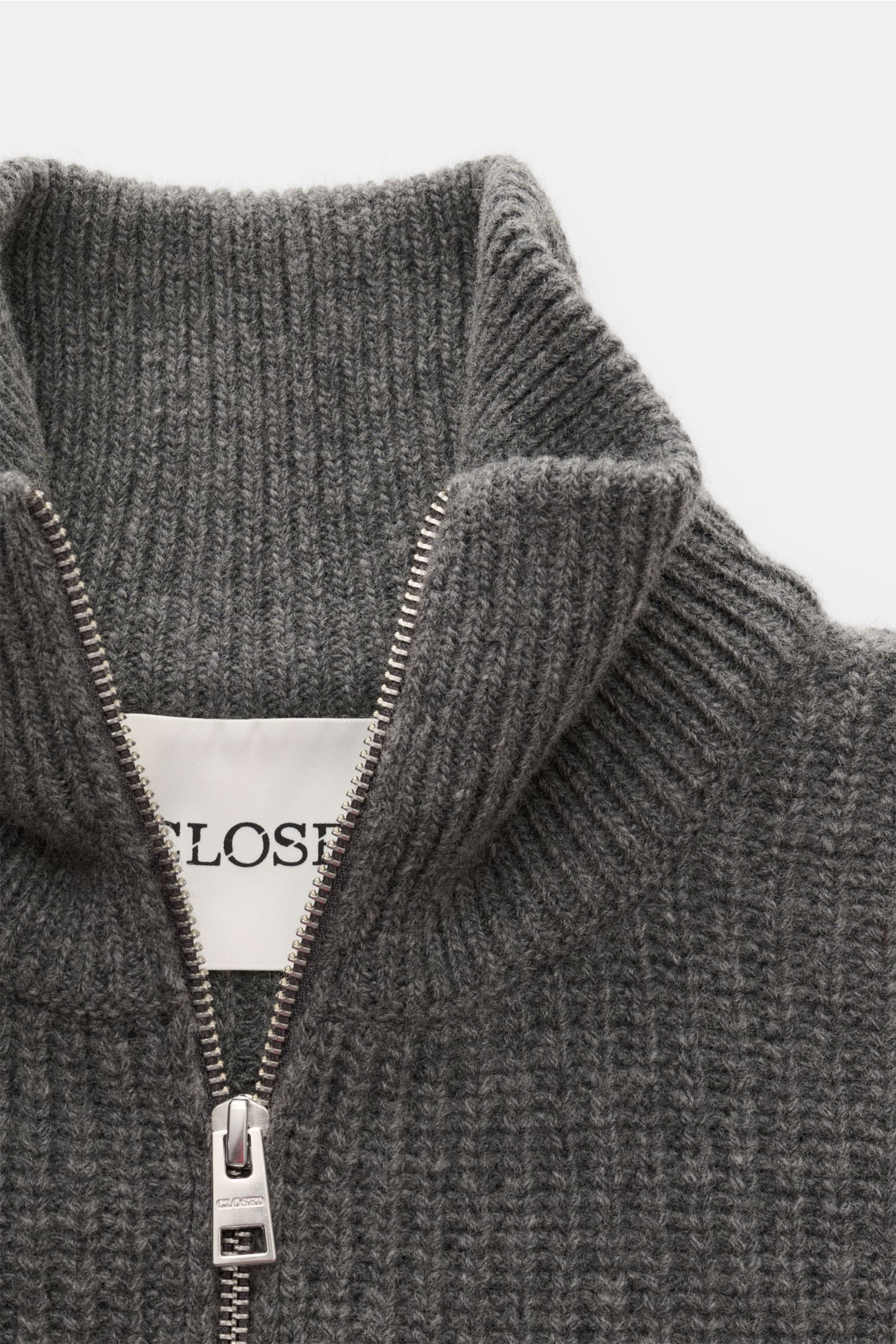 Close-up front view of the Closed Troyer grau meliert, featuring patentstrick aus reiner Wolle, schwere Qualität, grobes Strickbild, leicht griffige Haptik, Regular Fit, Rippstrickkragen mit Zipper, and breite Rippbündchen.