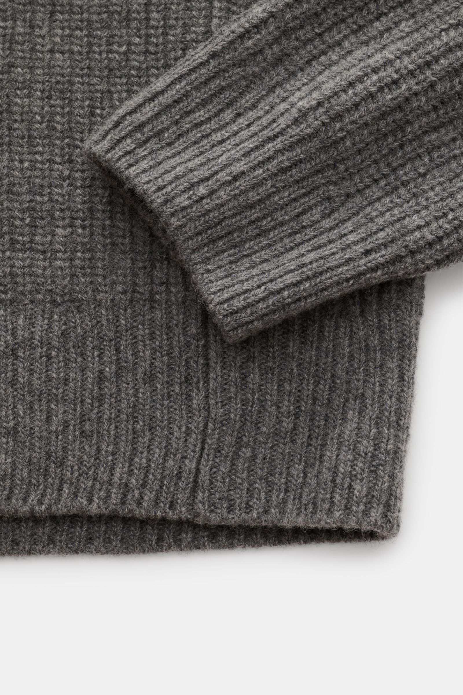Close-up front view of the grey melange Closed Troyer sweater showing patentstrick aus reiner Wolle, schwere Qualität, grobes Strickbild, leicht griffige Haptik, Regular Fit, Rippstrickkragen mit Zipper, and breite Rippbündchen.