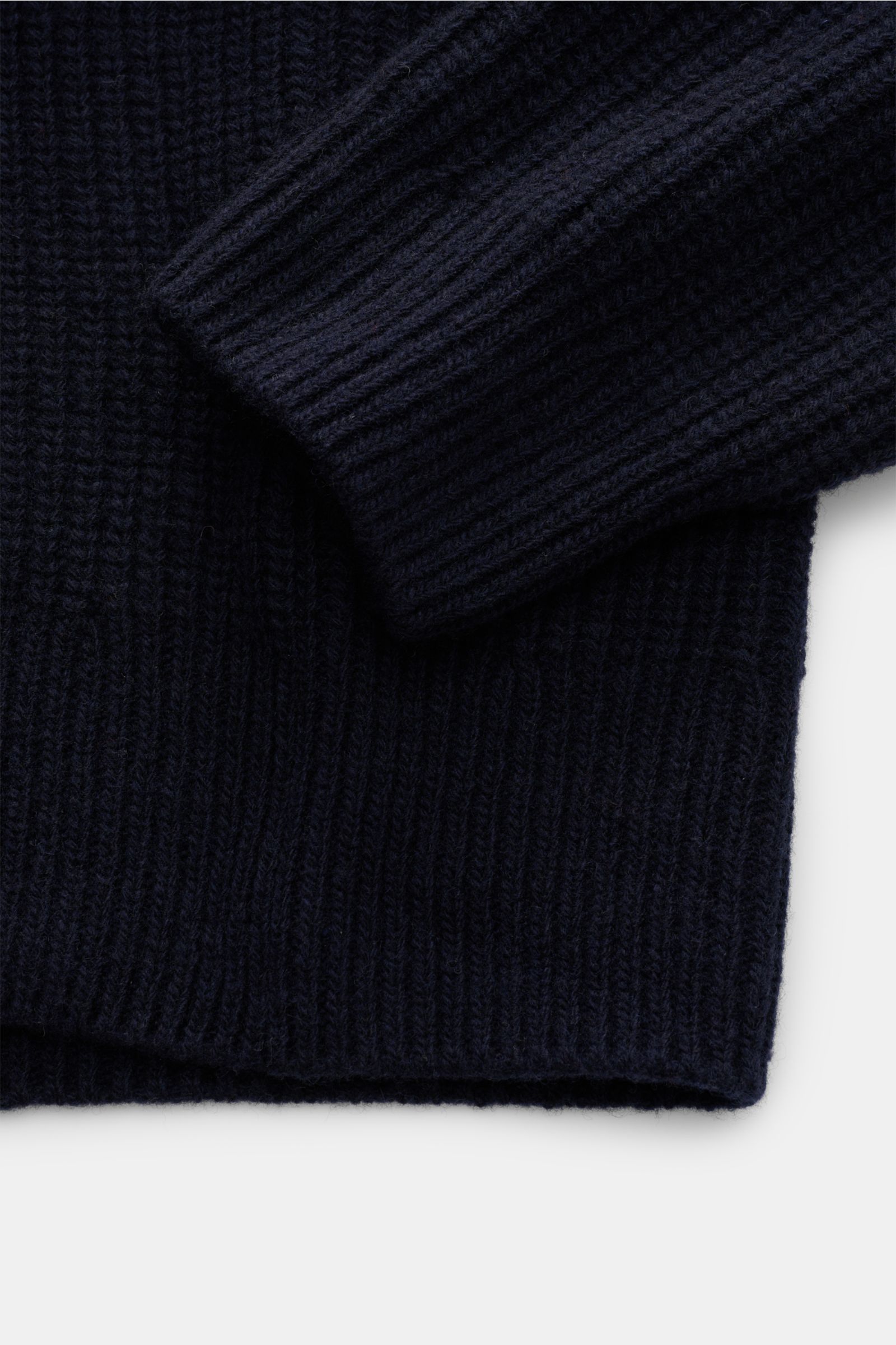 Close-up des rechten Ärmels und unteren Bereichs des Closed Troyer navy aus patentgestrickter, reiner Wolle mit schwerer Qualität, grobem Strickbild, leicht griffiger Haptik, Regular Fit, Rippstrickkragen mit Zipper und breiten Rippbündchen, frontal fotog