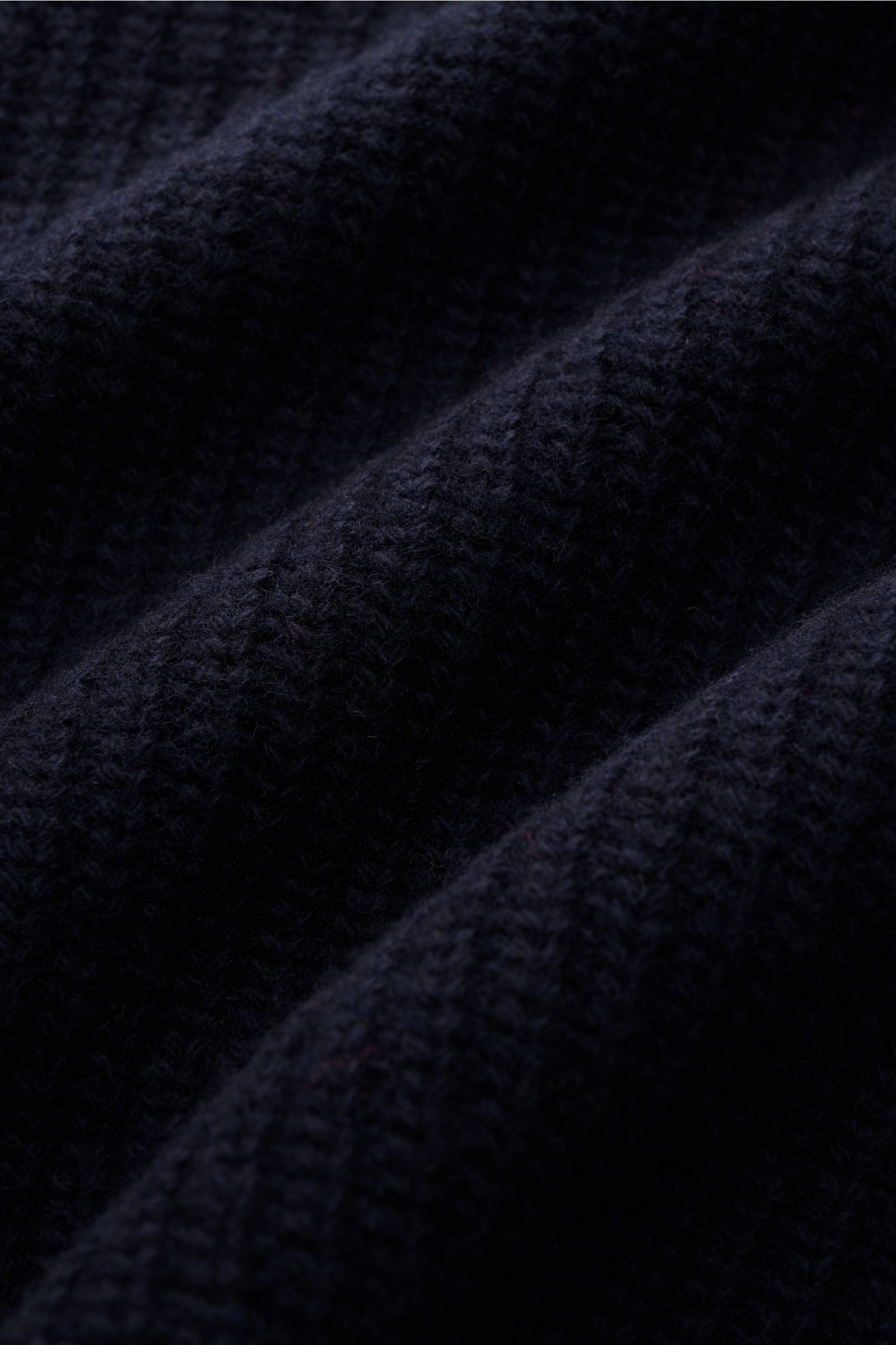 Nahaufnahme des grob gestrickten Closed Troyer navy aus Patentstrick, reine Wolle, schwere Qualität, Regular Fit, mit Rippstrickkragen und Zipper, breite Rippbündchen, leicht griffige Haptik.