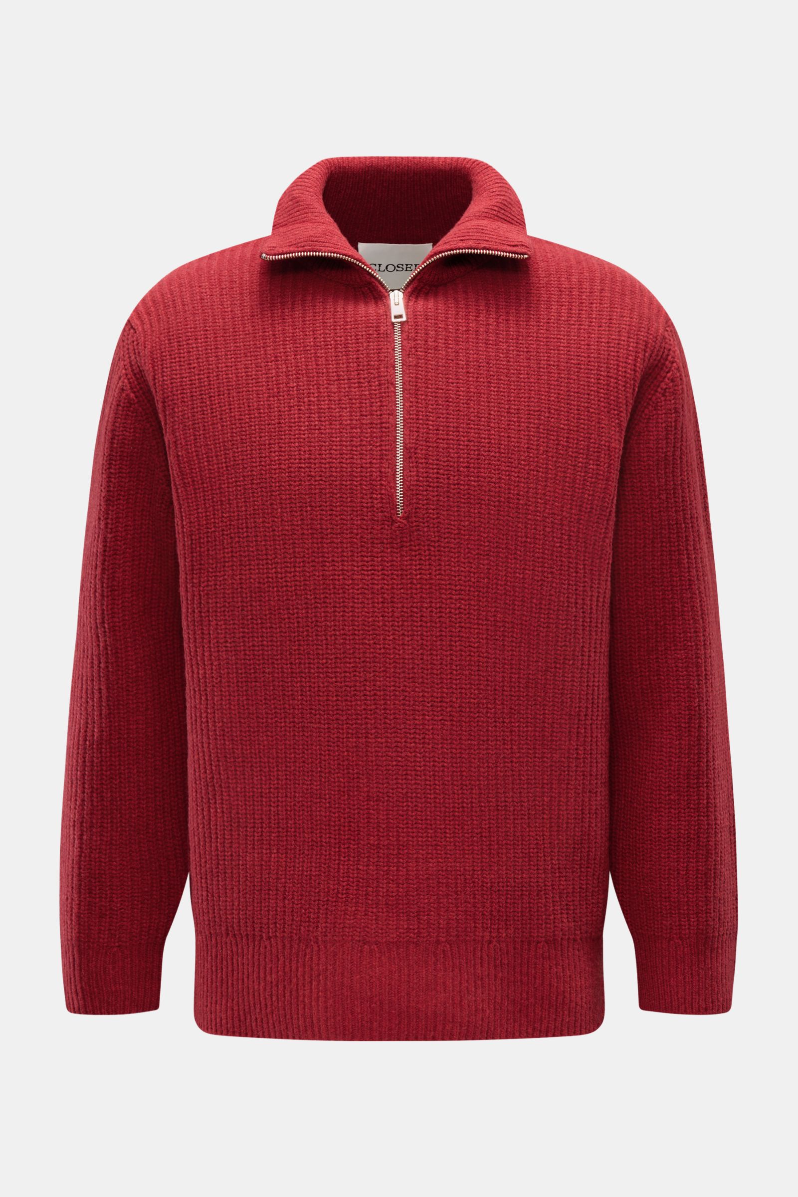 Front view of Closed Troyer rot, a red knit sweater made of patentstrick aus reiner Wolle, schwere Qualität, grobes Strickbild, leicht griffige Haptik, Regular Fit, with a ribbed collar featuring a zipper and wide ribbed cuffs.