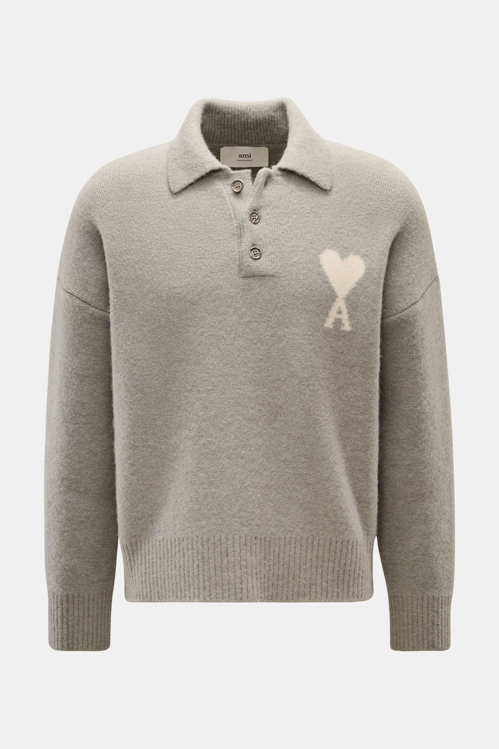 Front view of Ami Paris Strickpolo grau, a gray oversized knit polo with a collar, three-button placket, ribbed cuffs and hem, and heart logo on chest.

Legerer Luxus für kalte Tage: AMI PARIS interpretiert das Strickpolo mit großem Herz-Logo in einer 