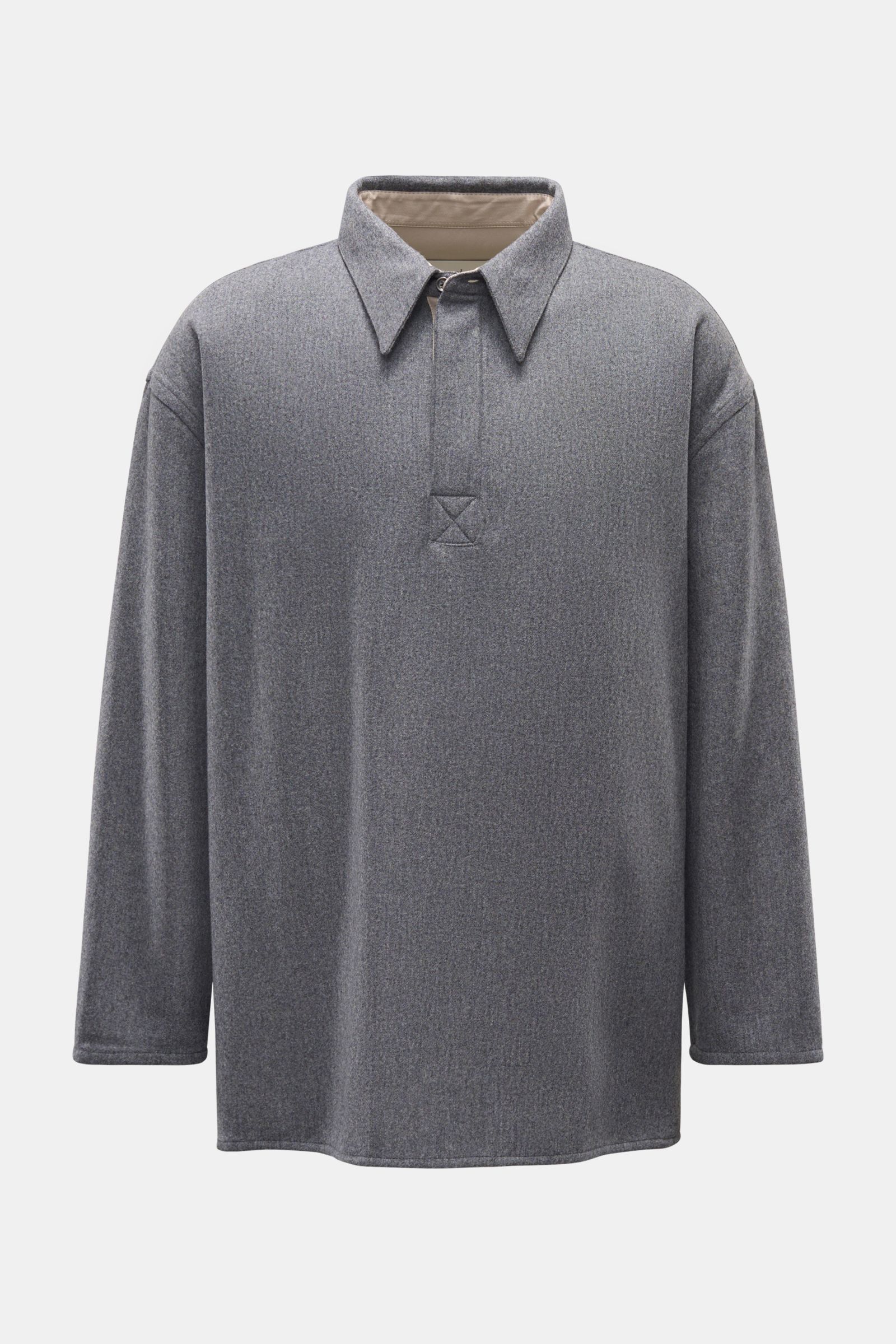 Front view of Ami Paris Popover-Flanellhemd Kent-Kragen grau meliert, a grey wool flannel shirt with oversized fit and concealed button placket.

Description: 
Legerer Winter-Eyecatcher: Das Wollflanell-Hemd von AMI PARIS bietet mit seinem Oversized Fi