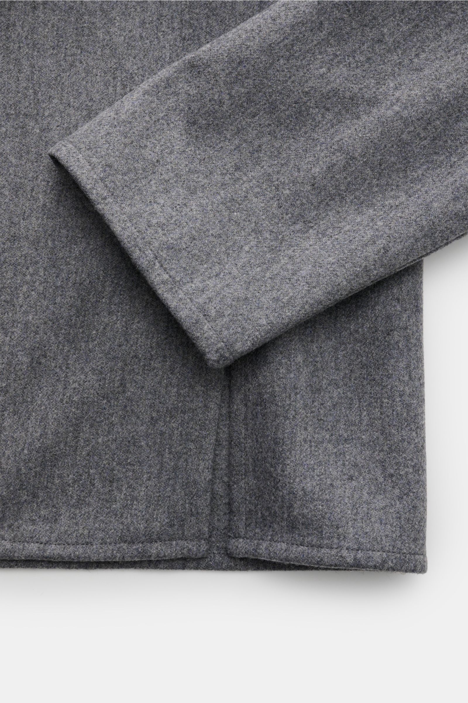 Close-up front view of the Ami Paris Popover-Flanellhemd Kent-Kragen grau meliert showing its soft grey wool flannel fabric and straight hem.

Legerer Winter-Eyecatcher: Das Wollflanell-Hemd von AMI PARIS bietet mit seinem Oversized Fit zahlreiche Komb