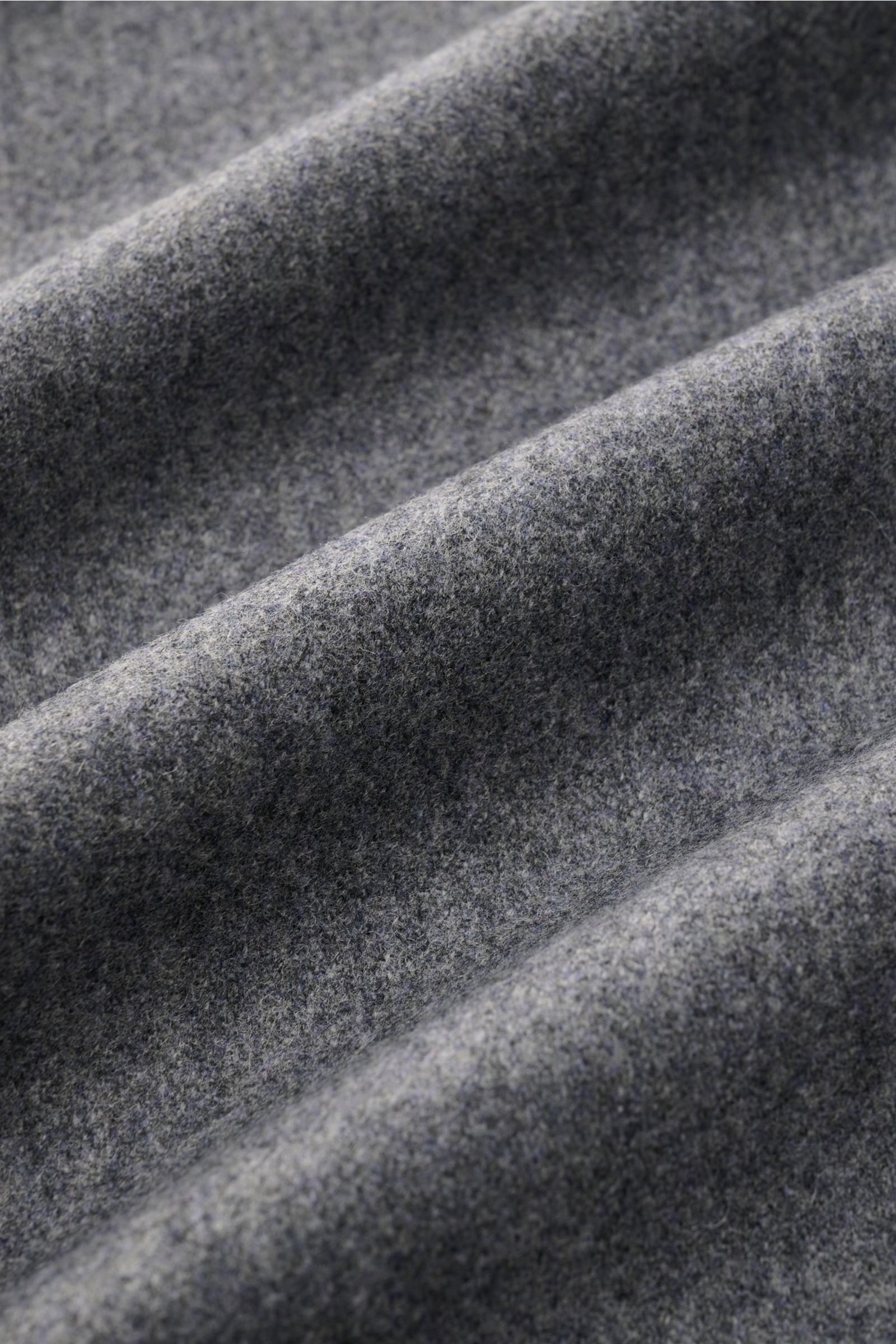 Close-up view of the soft, grey melange wool fabric of the Ami Paris Popover-Flanellhemd Kent-Kragen grau meliert, showing its fine texture and slight nap.

Legerer Winter-Eyecatcher: Das Wollflanell-Hemd von AMI PARIS bietet mit seinem Oversized Fit z