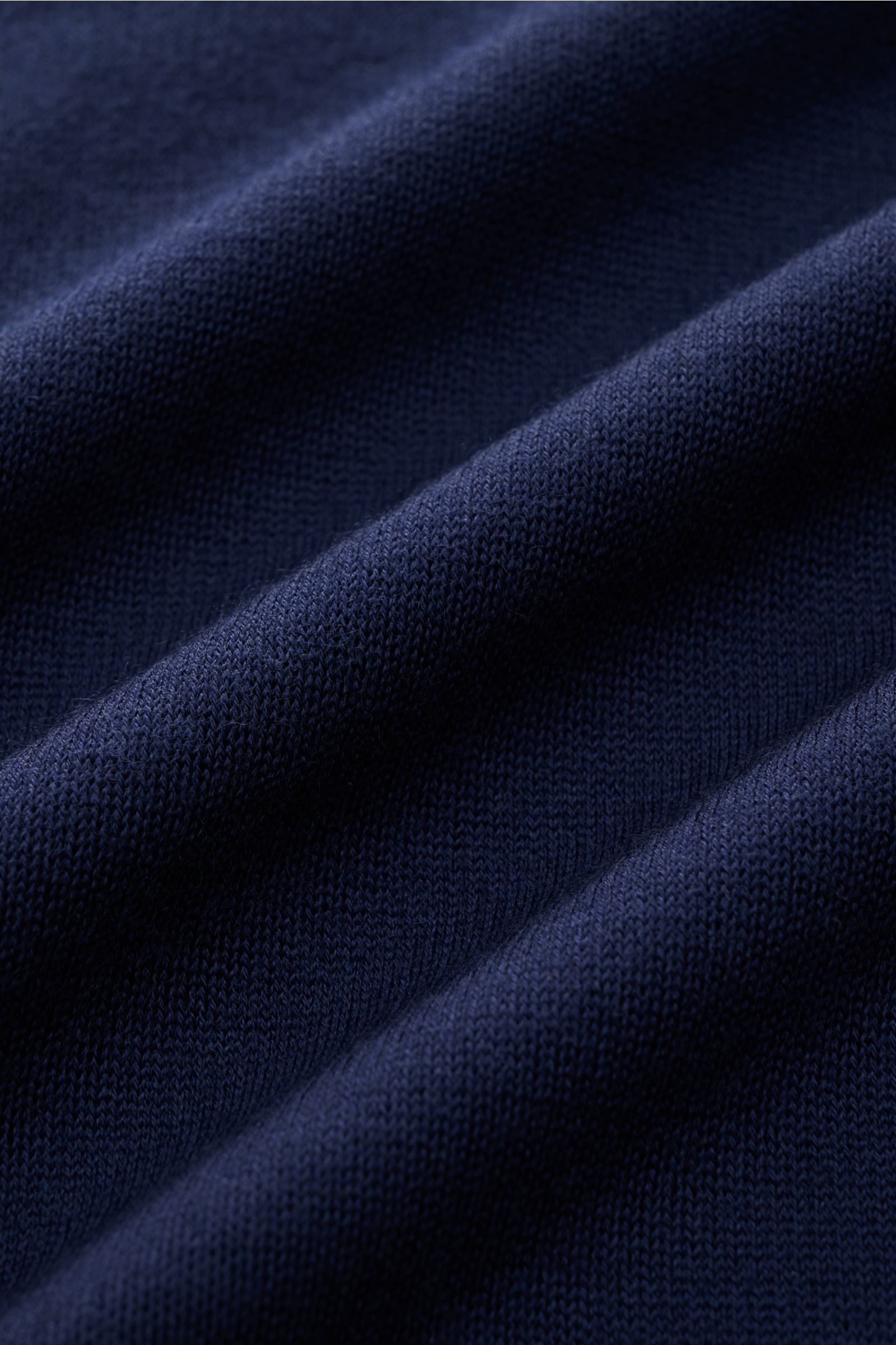 Close-up front view of Colombo Cashmere Strickpolo dunkelblau showing fine knit texture and soft fabric folds, pure cashmere.

Description: Edles Winter-Essential von COLOMBO: Das vielseitige Strickpolo aus feinstem Cashmere wird zum luxuriösen Must-Ha