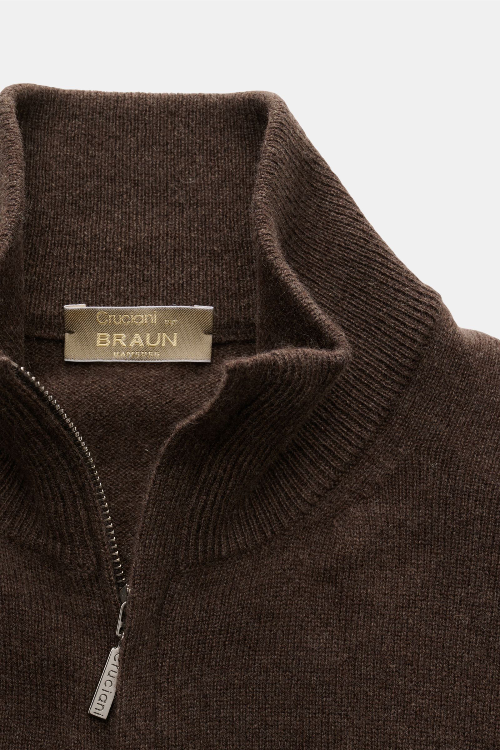 Cruciani Cashmere Troyer braun von oben fotografiert, Slim Fit, reiner Cashmere, geschmeidiger Griff, feines Strickbild, Troyer-Kragen mit Zipper, elastische Rippbündchen.
