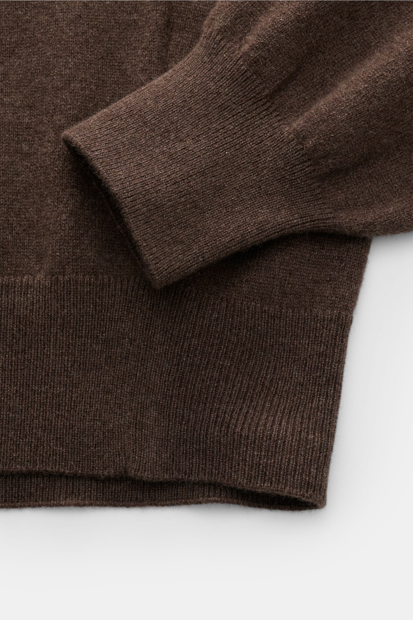 Cruciani Cashmere Troyer braun, Detailaufnahme von Ärmel und Bund, Slim Fit, feines Strickbild, reiner Cashmere, geschmeidiger Griff, Troyer-Kragen mit Zipper, elastische Rippstrickbündchen.