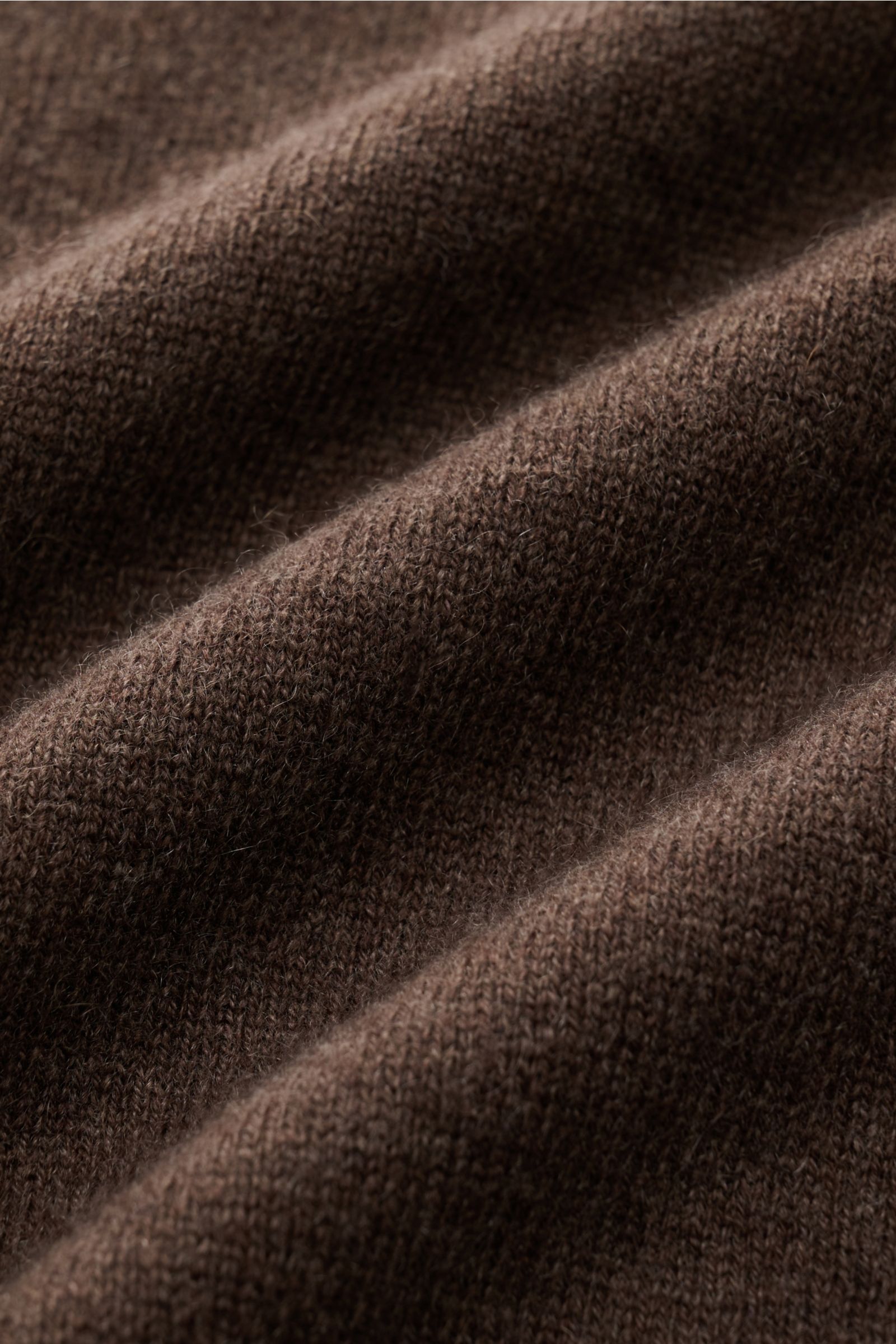 Cruciani Cashmere Troyer braun Nahaufnahme des feinen Strickbilds in schräger Perspektive, reiner Cashmere, Slim Fit, Troyer-Kragen.