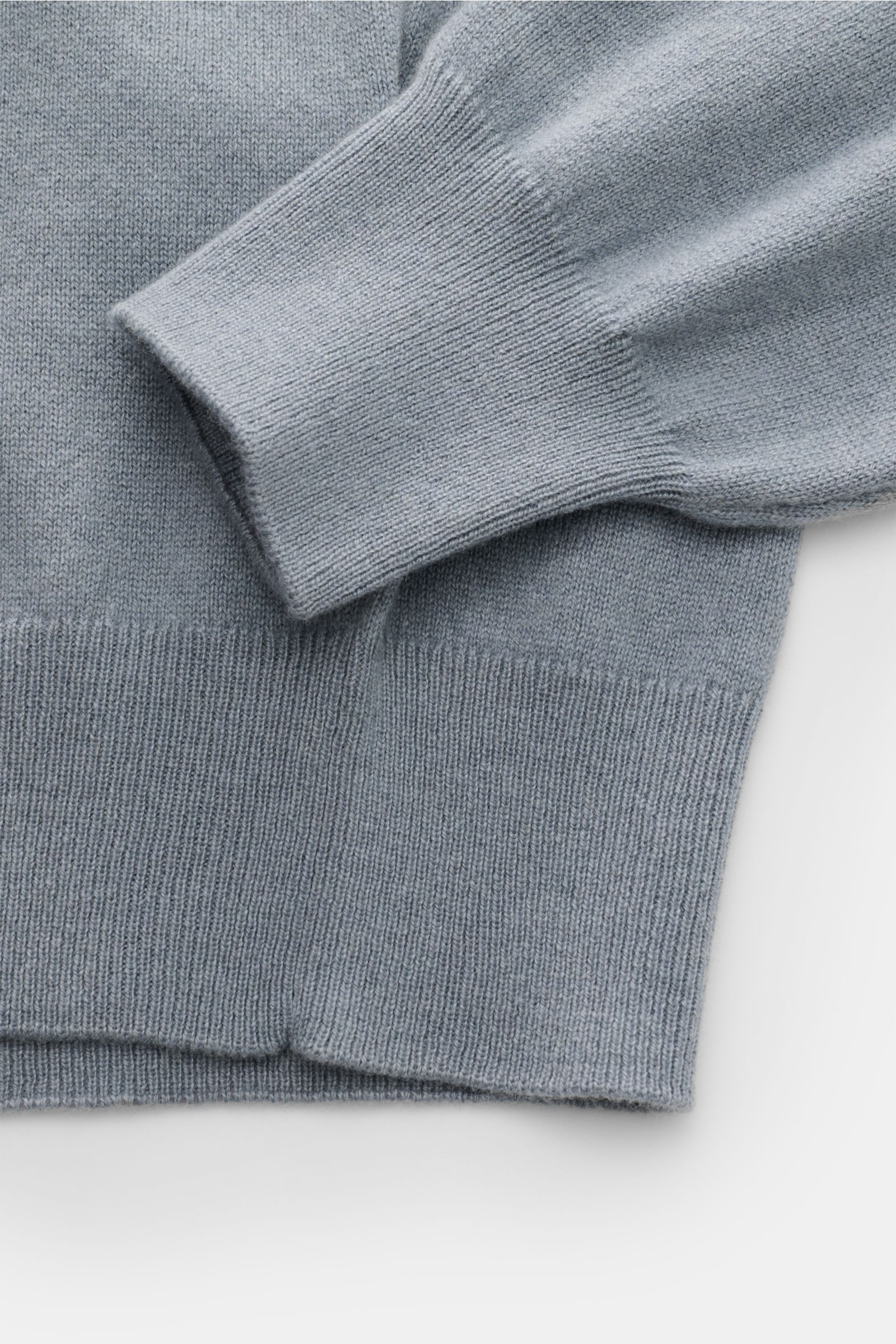 Cruciani Cashmere Troyer rauchblau, Detailaufnahme von Bündchen und Saum, reiner Cashmere, Slim Fit, Troyer-Kragen mit Zipper, feines Strickbild.