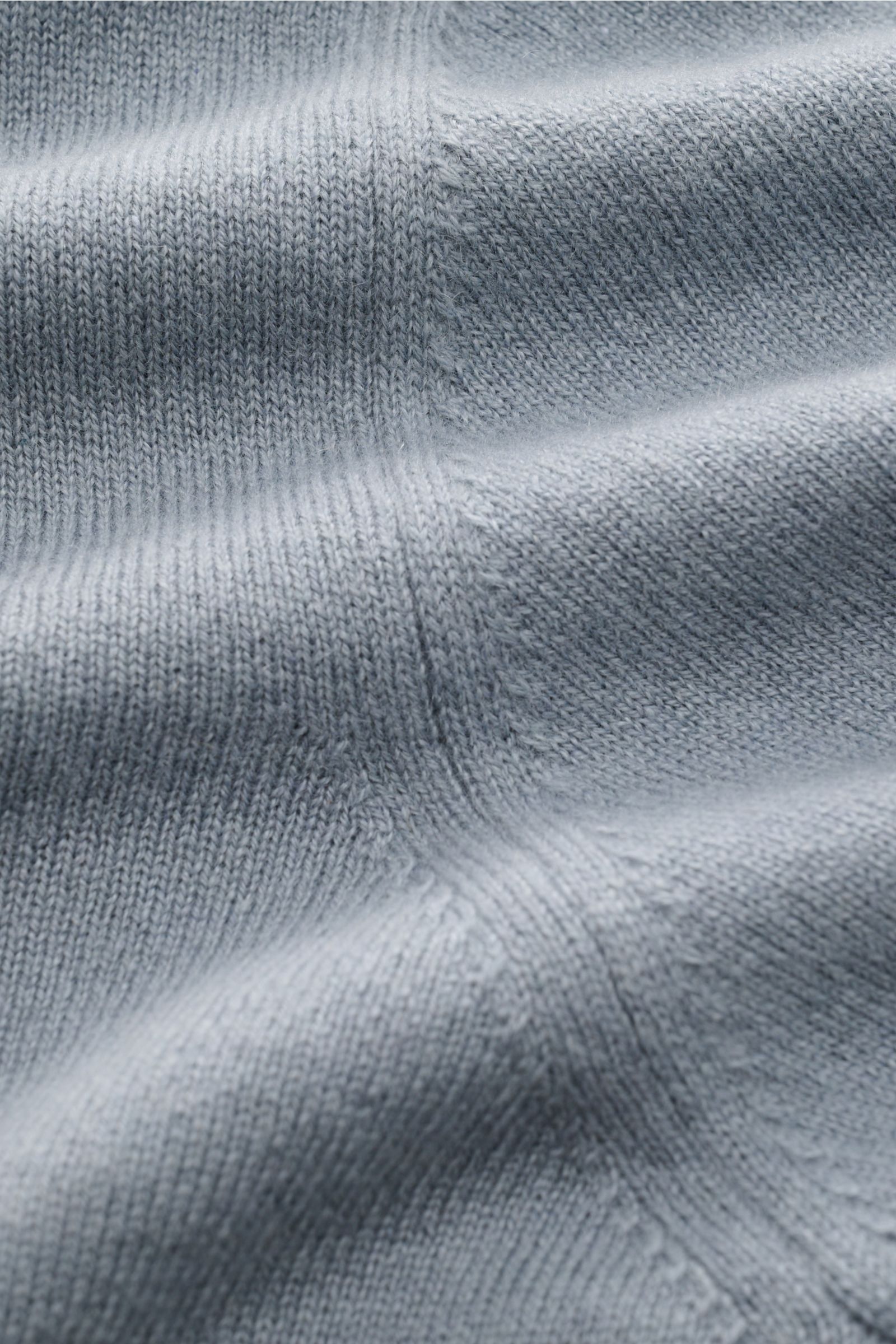 Cruciani Cashmere Troyer rauchblau Nahaufnahme des feinen Strickbilds aus reinem, geschmeidigem Cashmere mit Slim Fit und Troyer-Kragen.