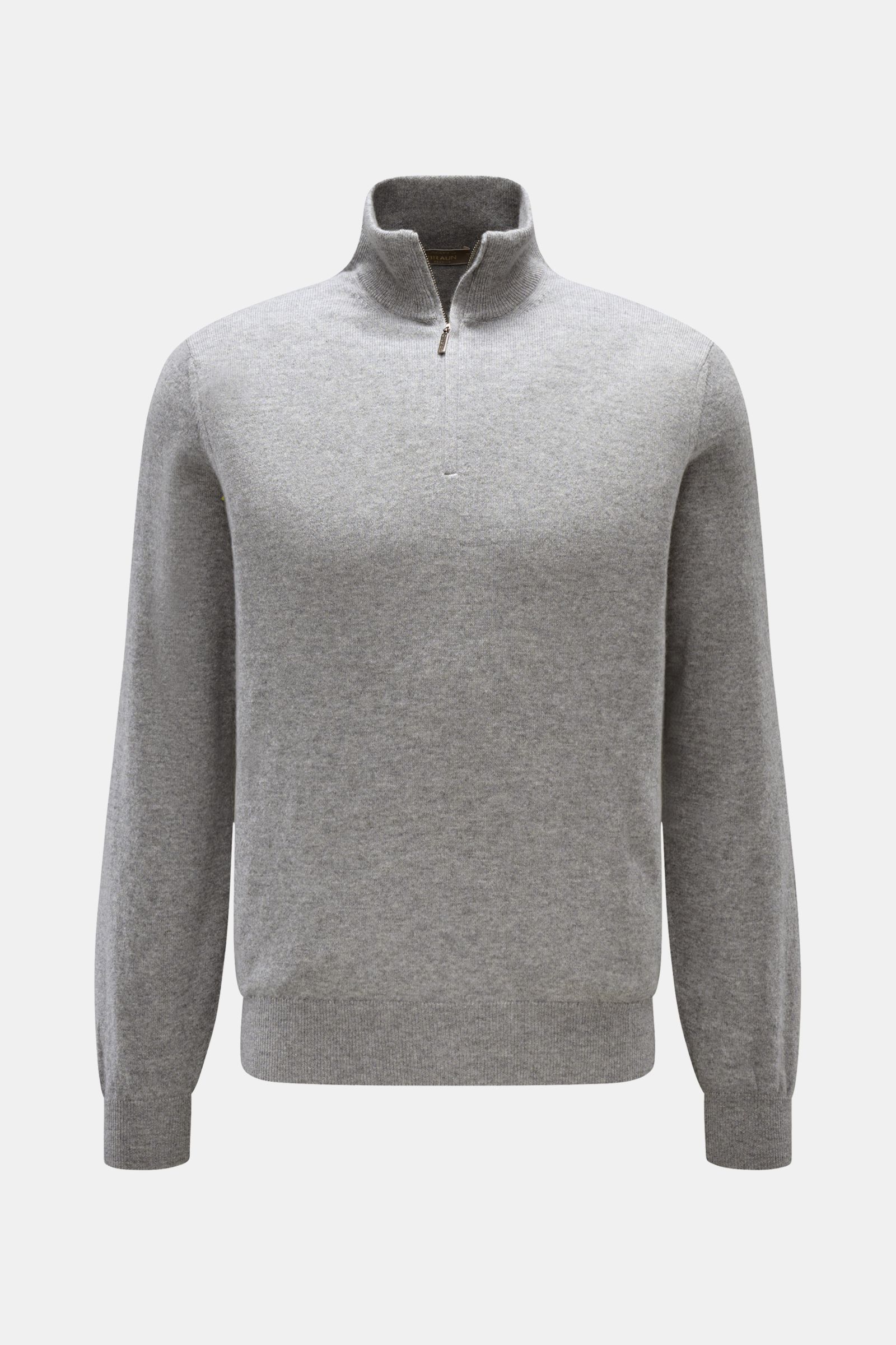 Front view of Cruciani Cashmere Troyer grau meliert, a slim fit grey melange sweater with a zippered troyer collar and ribbed cuffs.

Durch die Verwendung feinster, geschmeidiger Cashmere-Garne entsteht bei CRUCIANI ein klassisch leichter Troyer, der W