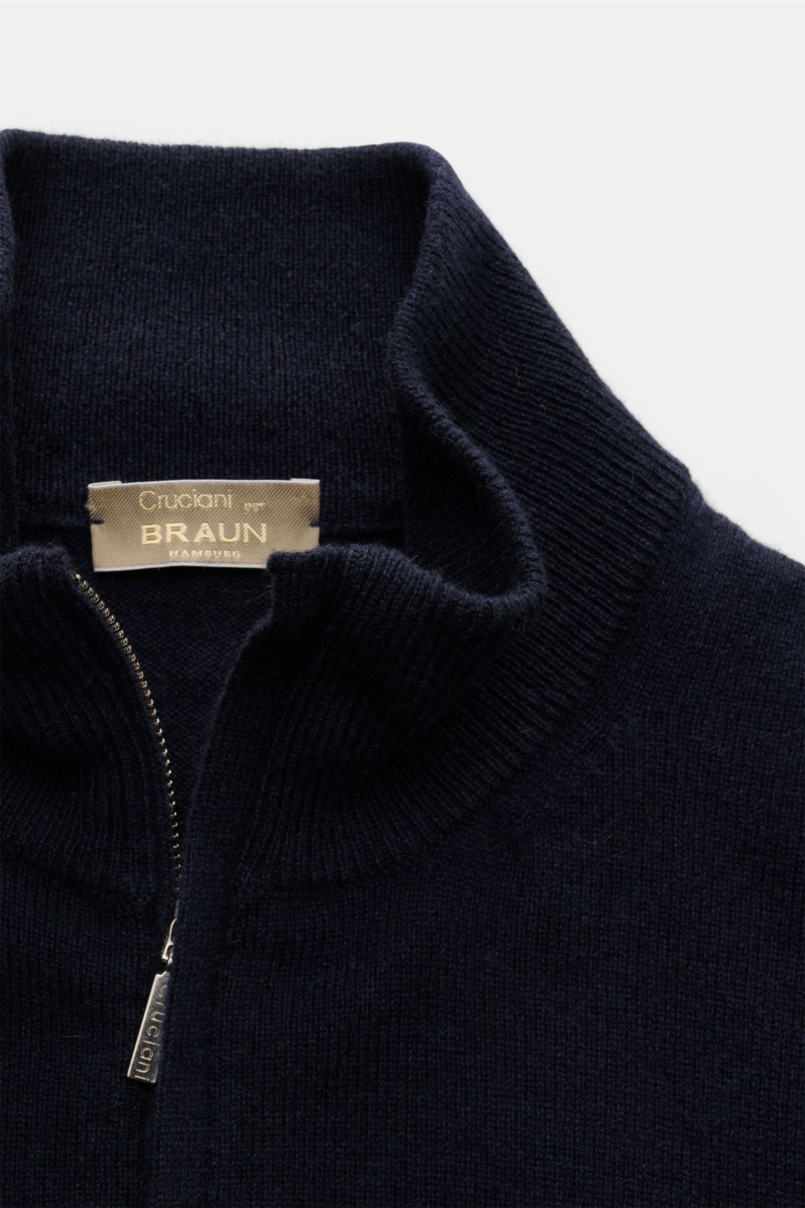 Cruciani Cashmere Troyer navy in Slim Fit, seitlich fotografiert, mit Troyer-Kragen, Zipper, elastischen Bündchen aus feinem, geschmeidigem Cashmere.