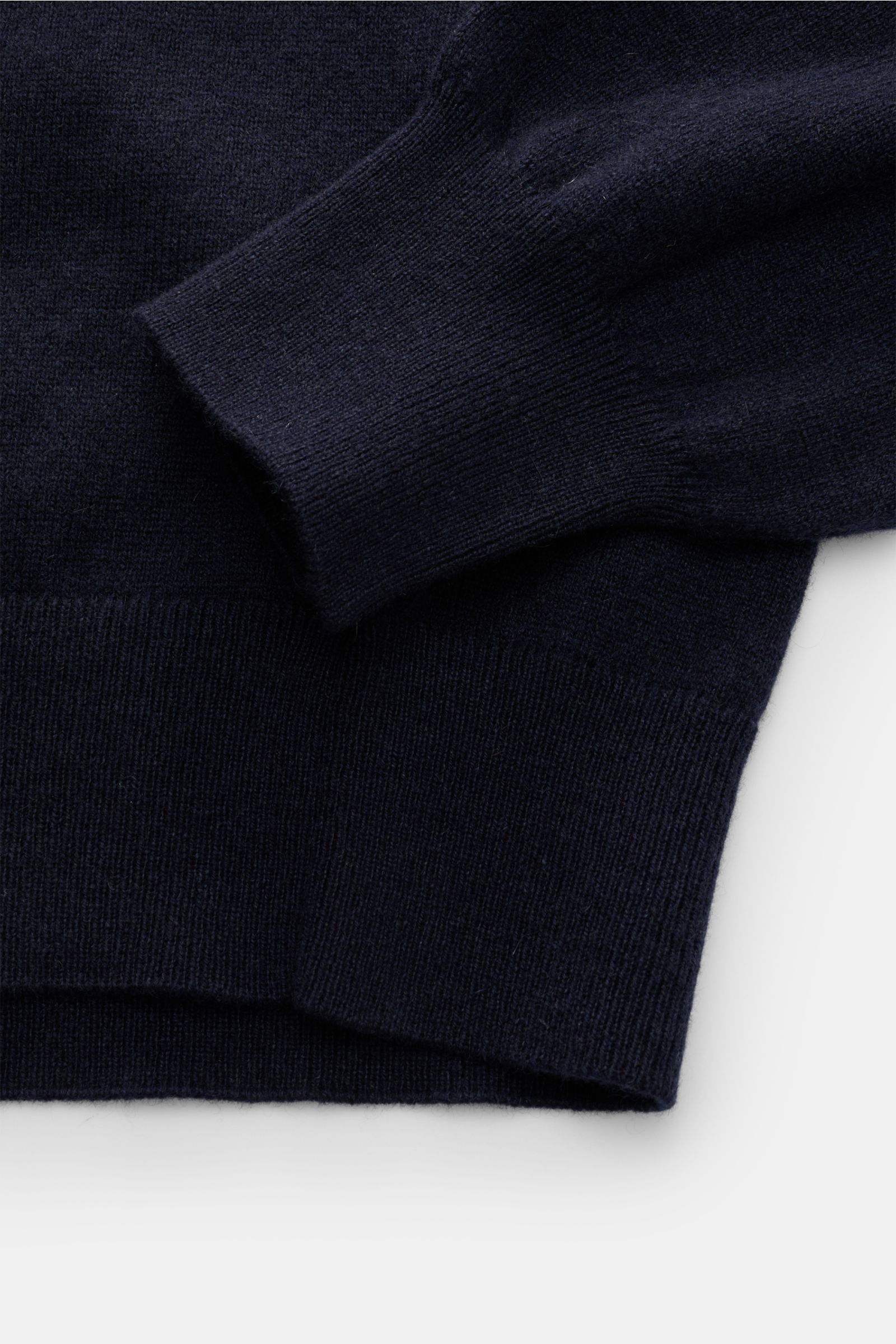 Cruciani Cashmere Troyer navy, Detailaufnahme von Ärmel und Saum, Slim Fit, reiner Cashmere, geschmeidiger Griff, feines Strickbild.