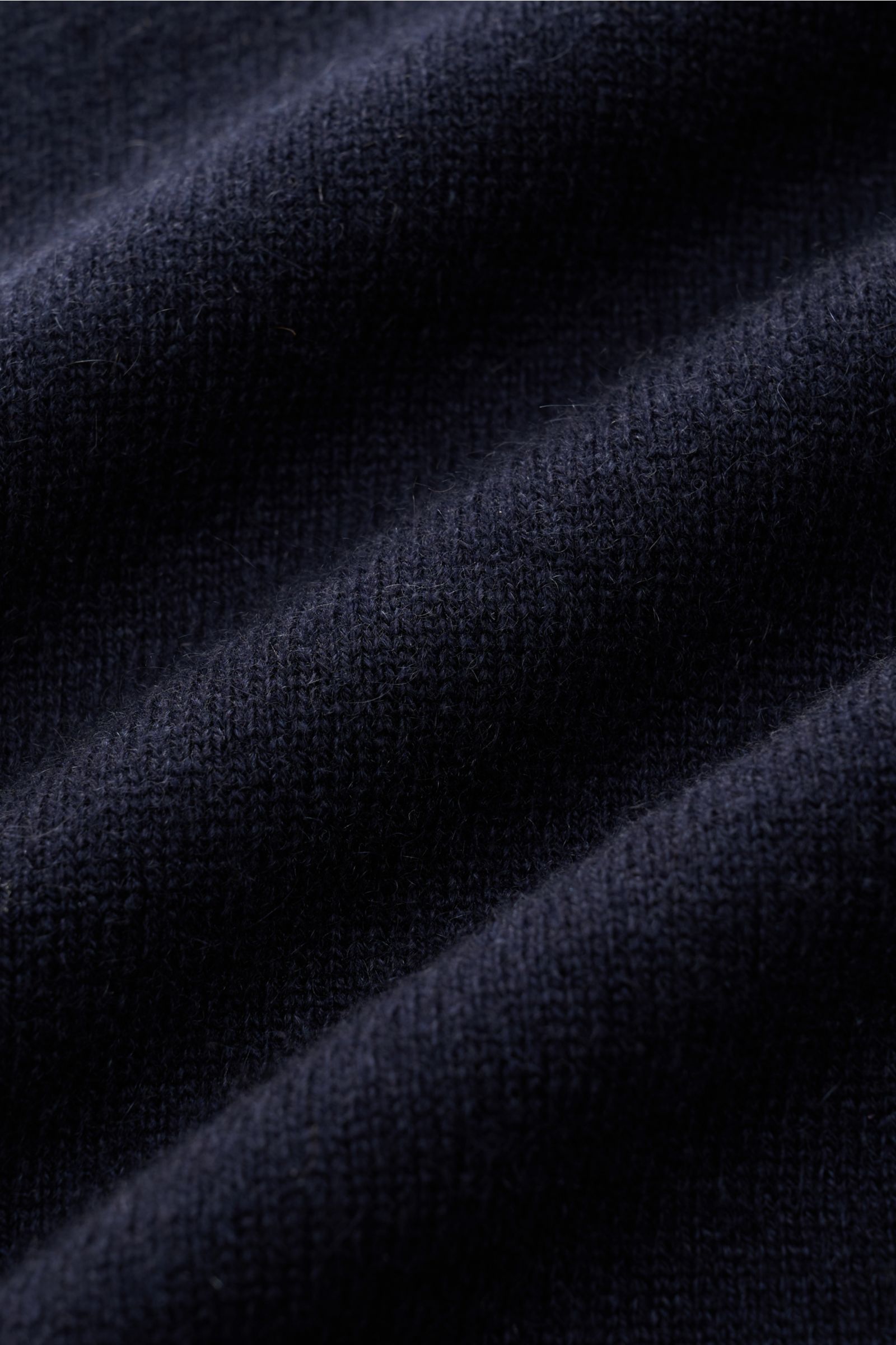 Cruciani Cashmere Troyer navy Nahaufnahme des feinen Strickbilds aus reinem, geschmeidigem Cashmere mit Troyer-Kragen, Slim Fit, elastischen Bündchen.
