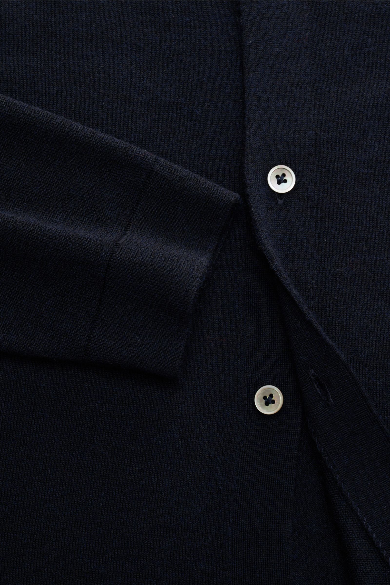 FTC Strickhemd navy in Slim Fit, Detailaufnahme von Ärmel und Knopfleiste, weicher Cashmere-Seacell-Mix, Öko-Tex® zertifiziert.