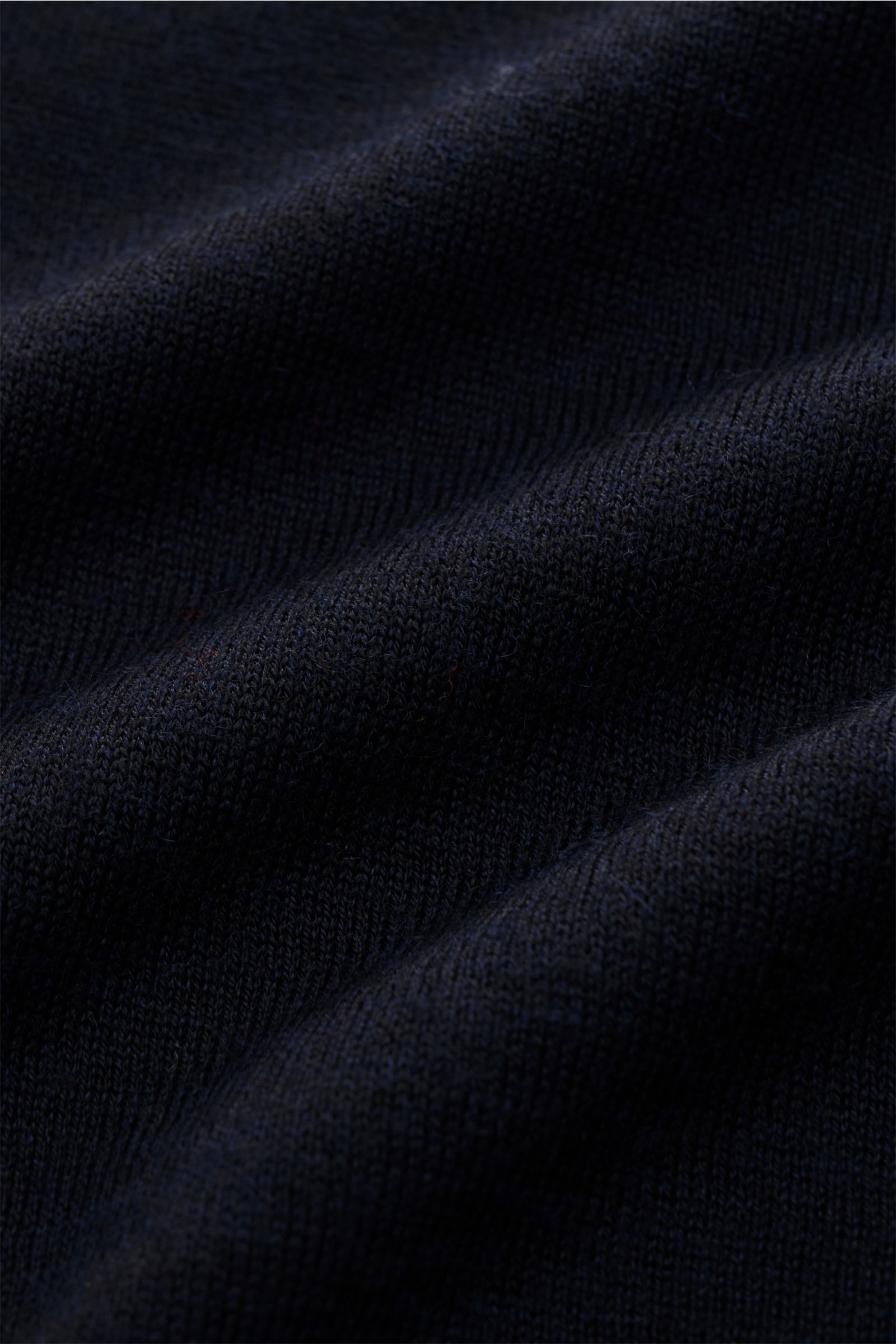 Nahaufnahme des FTC Strickhemd navy aus weichem Cashmere-Lyocell-Mix mit feinem Strickbild, fotografiert aus schräger Perspektive.