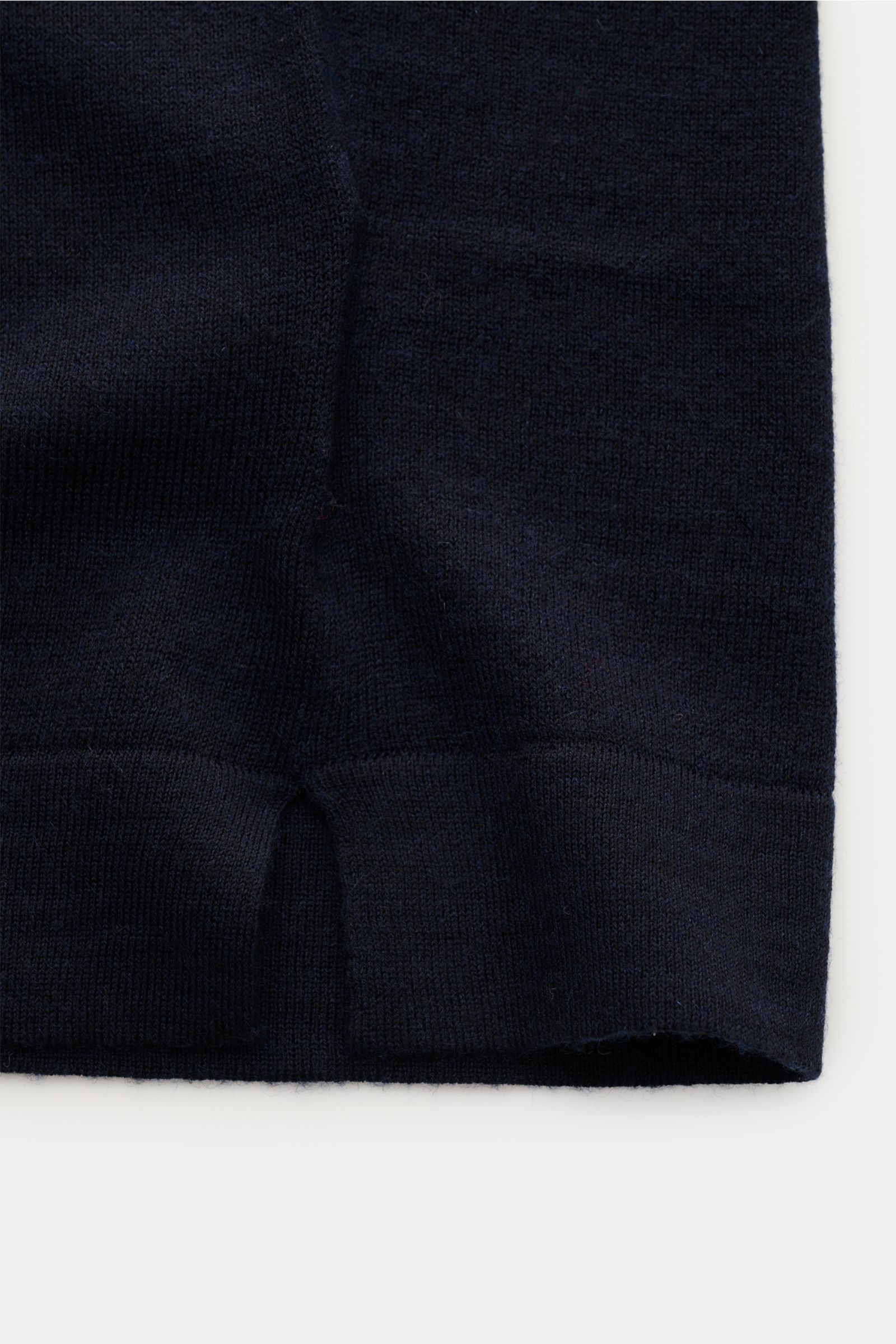 Nahaufnahme des Saumabschnitts vom FTC Strickhemd navy aus feinem, weichem Cashmere-Seacell-Mix mit Slim Fit und glatter Knopfleiste.