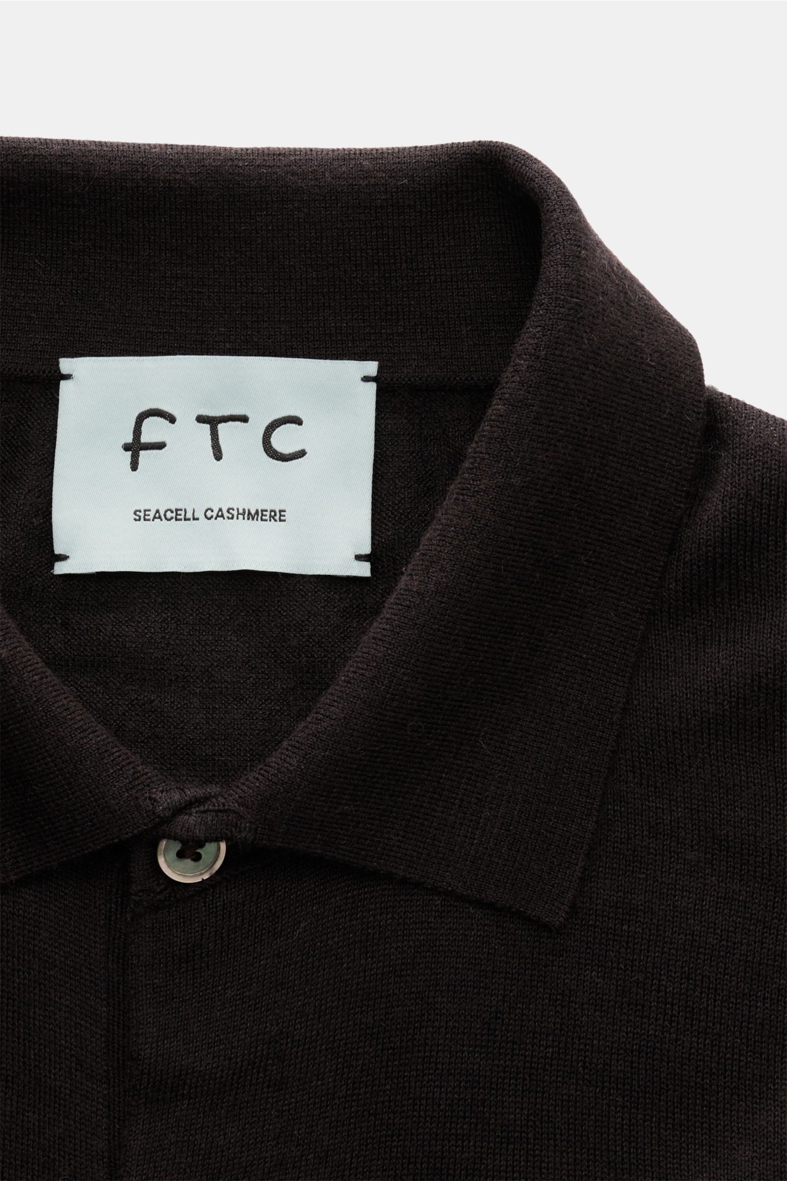 FTC Strickhemd dunkelbraun, Nahaufnahme von Kragen und Knopfleiste, Slim Fit, feines Strickbild, aus Cashmere und Seacell gefertigt.