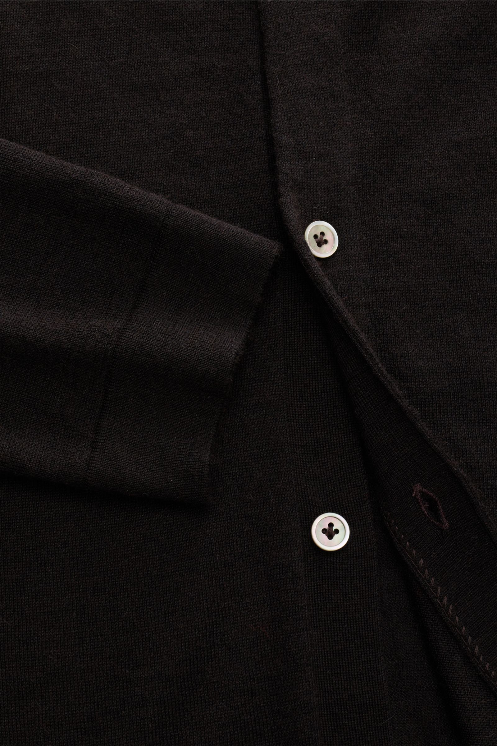 Nahaufnahme des FTC Strickhemds dunkelbraun aus Cashmere-Seacell-Mix, Slim Fit mit klassischem Umlegekragen, Knopfleiste und feinem Strickbild.
