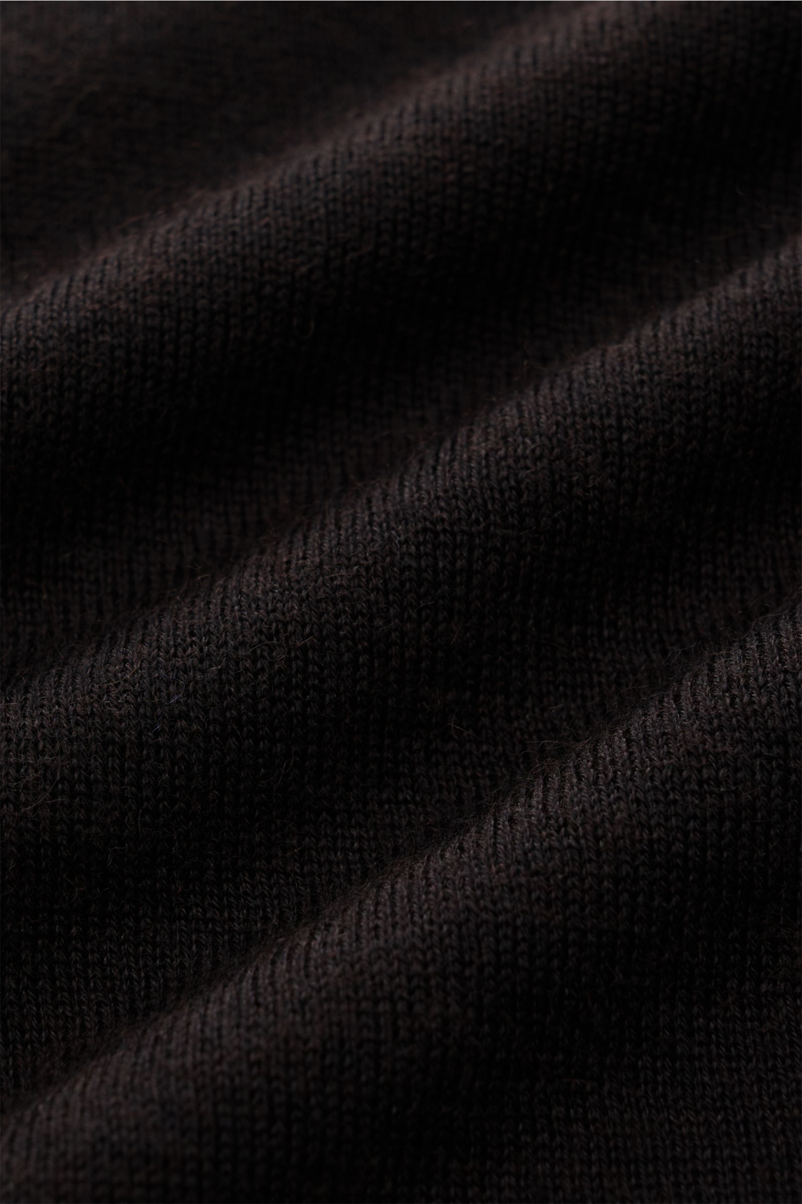 Nahaufnahme des feinen Strickbilds vom dunkelbraunen FTC Strickhemd, weicher Cashmere-Lyocell-Mix mit glatter Oberfläche.