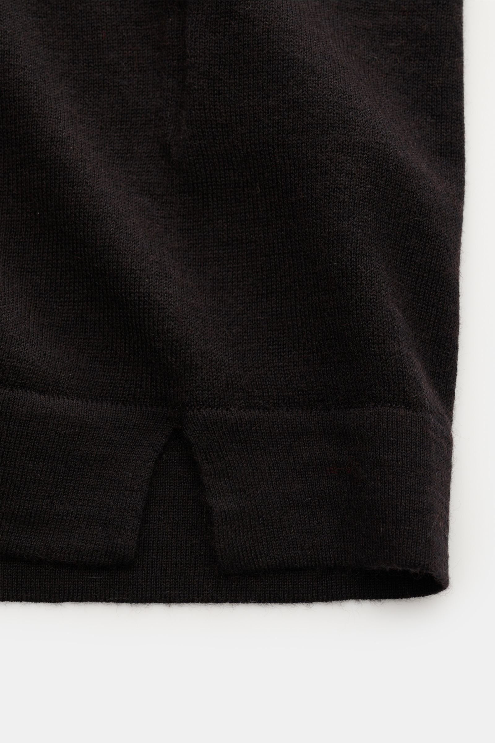 Nahaufnahme des unteren Saums vom FTC Strickhemd dunkelbraun aus Cashmere und Lyocell, Slim Fit, feines Strickbild, leichte Qualität, glatt, Öko-Tex® zertifiziert.