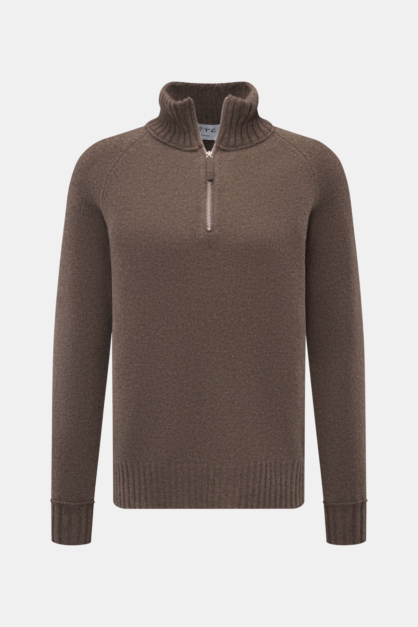 Front view of FTC Cashmere half-zip jumper grey-brown in slim fit with ribbed collar, cuffs, and raglan sleeves made of soft Fair Trade cashmere.

Stay cosy and warm in the colder months with this timeless half-zip jumper by FTC made of high-quality Fa