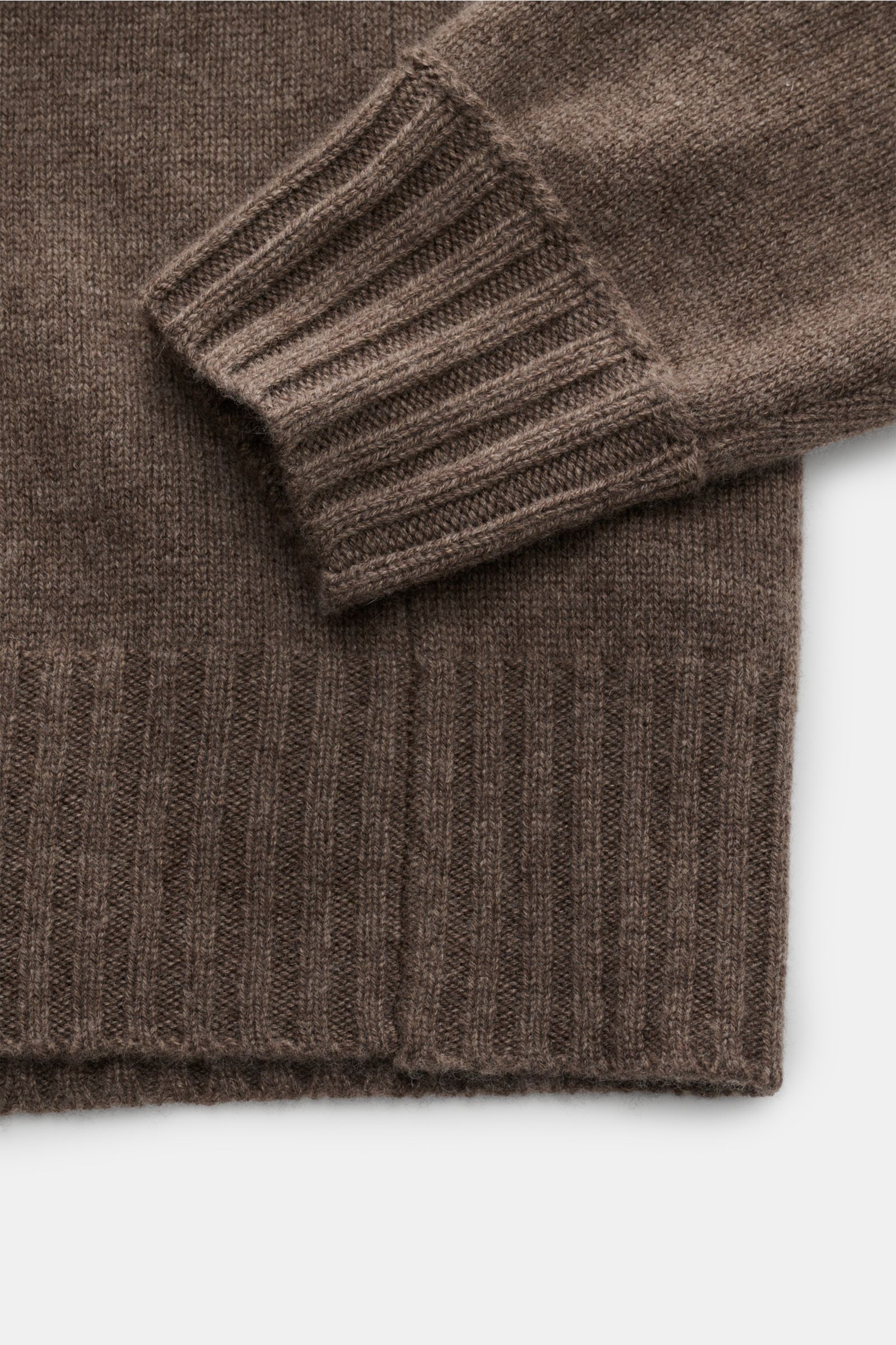 Close-up top-down view of the cuff and hem of the FTC Cashmere half-zip jumper grey-brown, showing ribbed knit details and soft texture.

Stay cosy and warm in the colder months with this timeless half-zip jumper by FTC made of high-quality Fair Trade 
