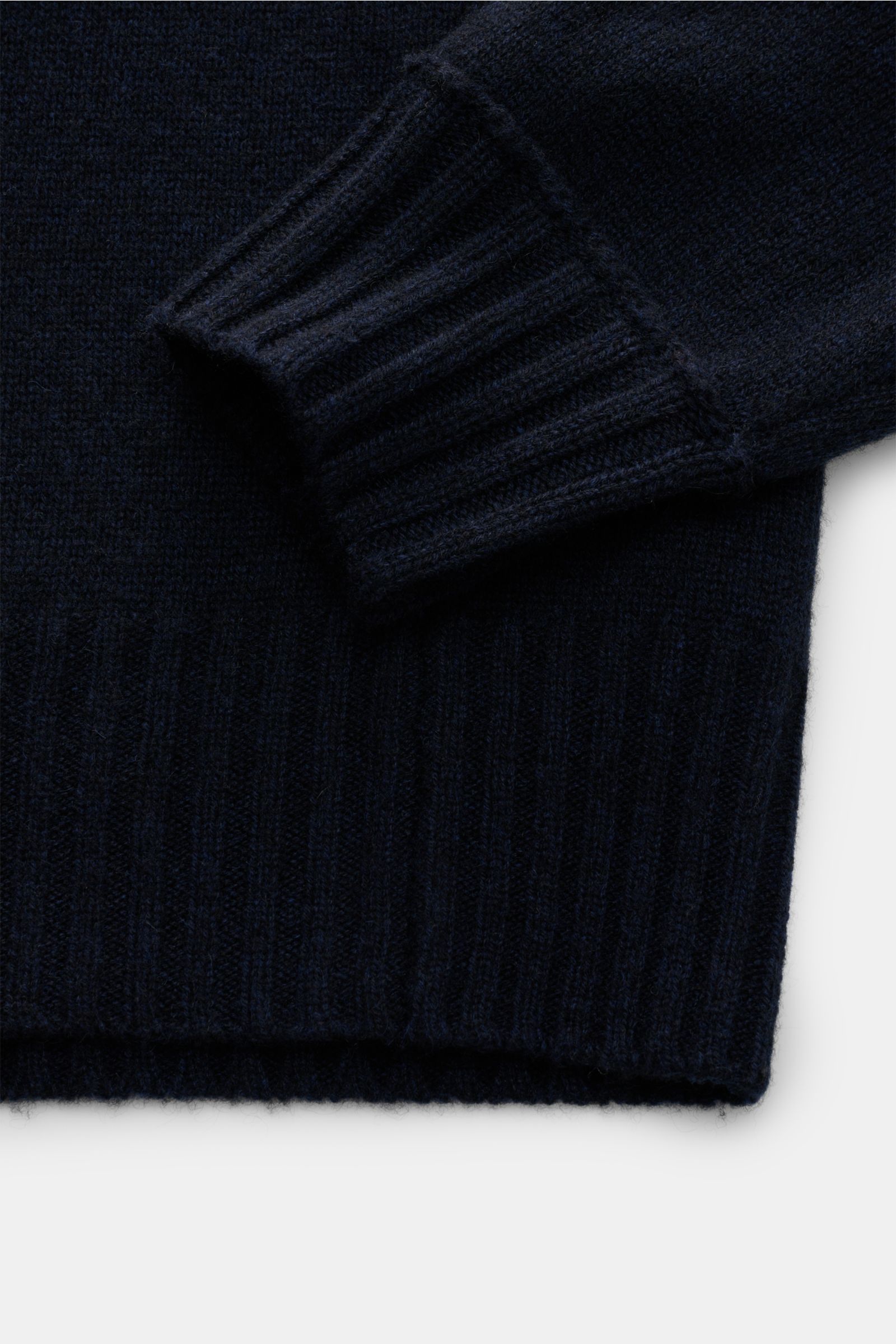 Nahaufnahme des FTC Cashmere Troyer navy von FTC, zeigt Raglanärmel und flexible Rippbündchen aus weichem Fair-Trade-Cashmere, slim fit.