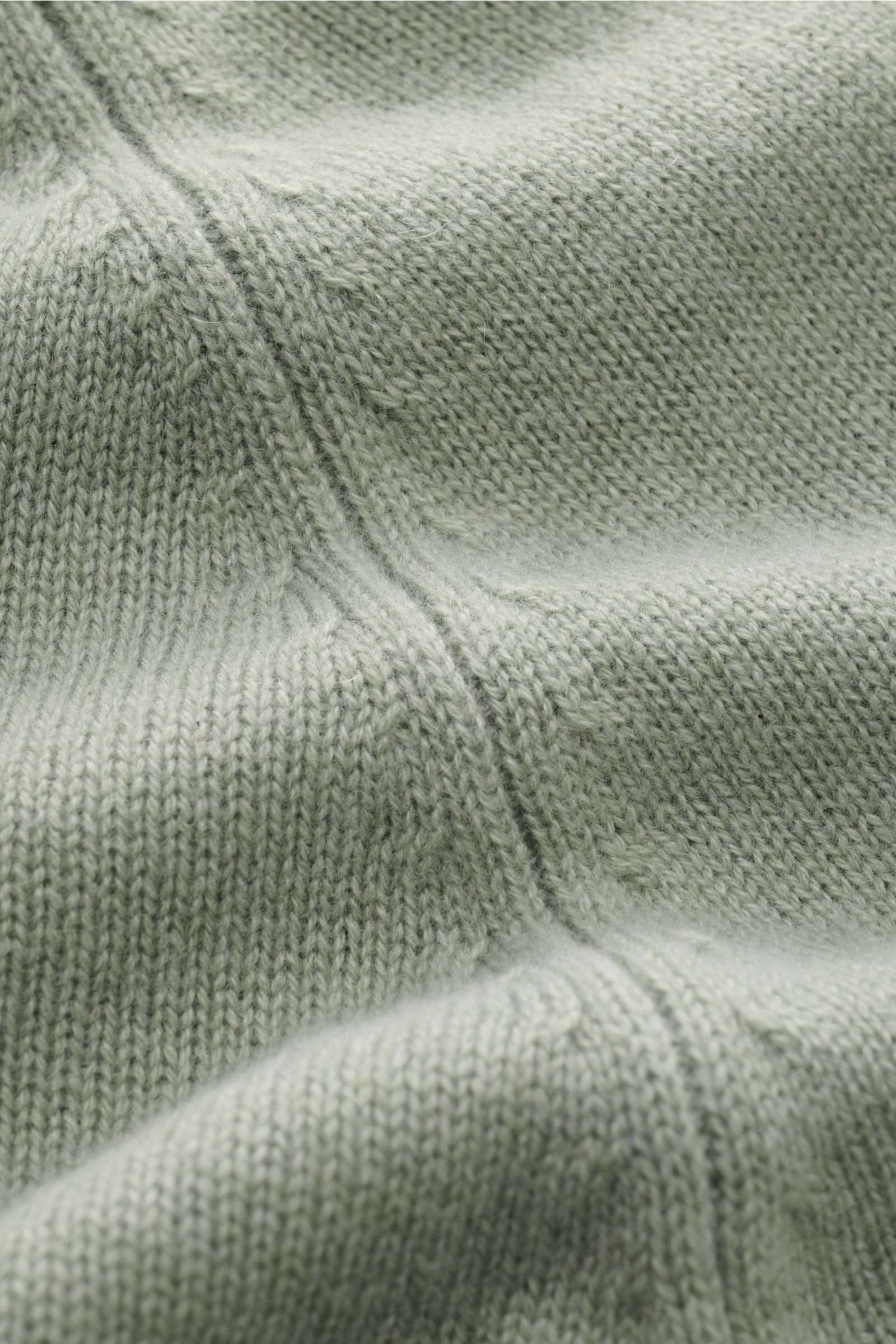 Nahaufnahme des FTC Cashmere Troyer graugrün, zeigt das mittelfeine Strickbild aus reinem Fair-Trade-Cashmere mit Rippbündchen.