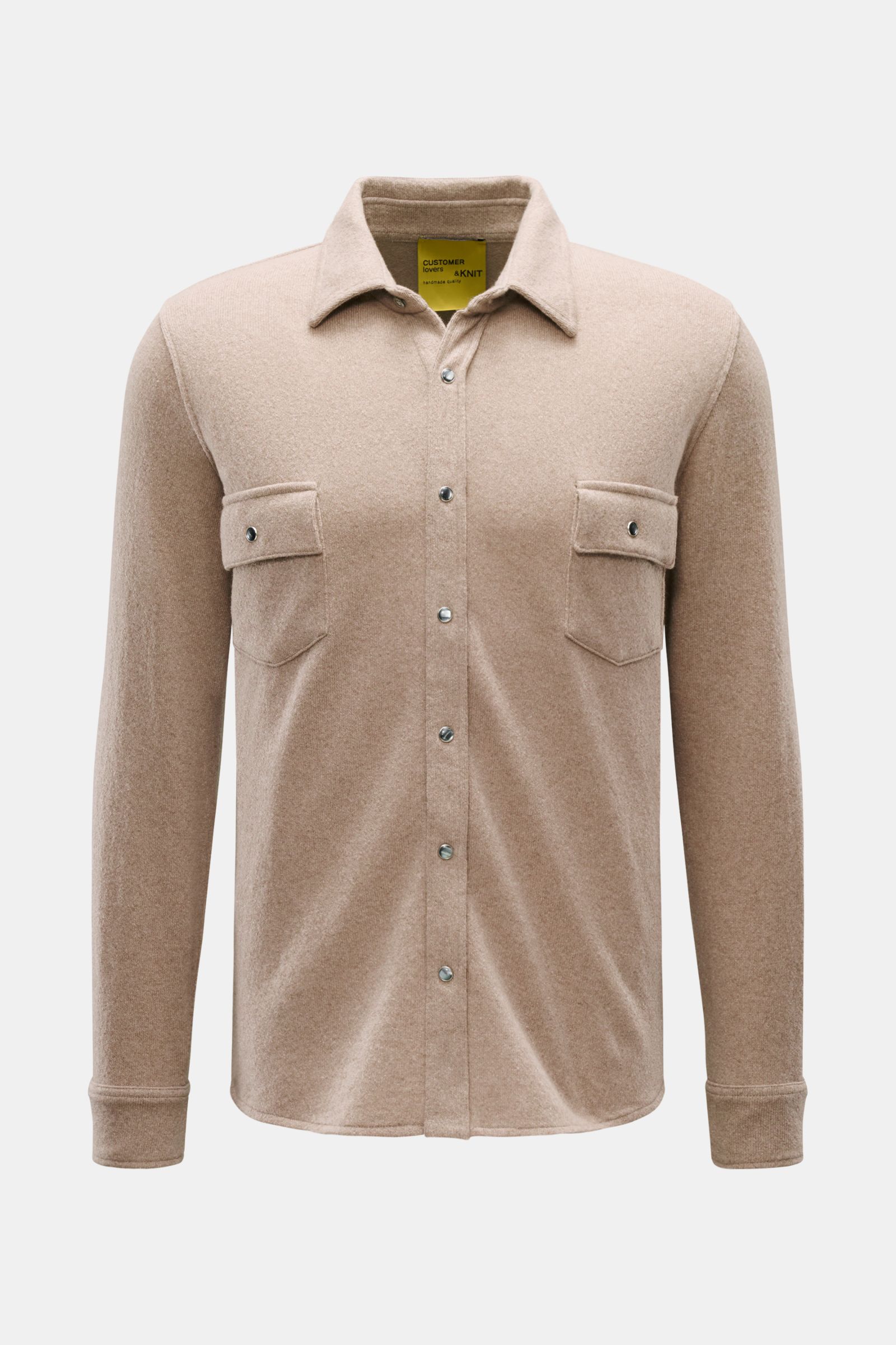 B.F. Knitwear Cashmere Strickhemd Kent-Kragen beige, frontal fotografiert, Slim Fit, reine Cashmere, weicher Griff, Brusttaschen, Druckknopfleiste, gerundeter Saum.