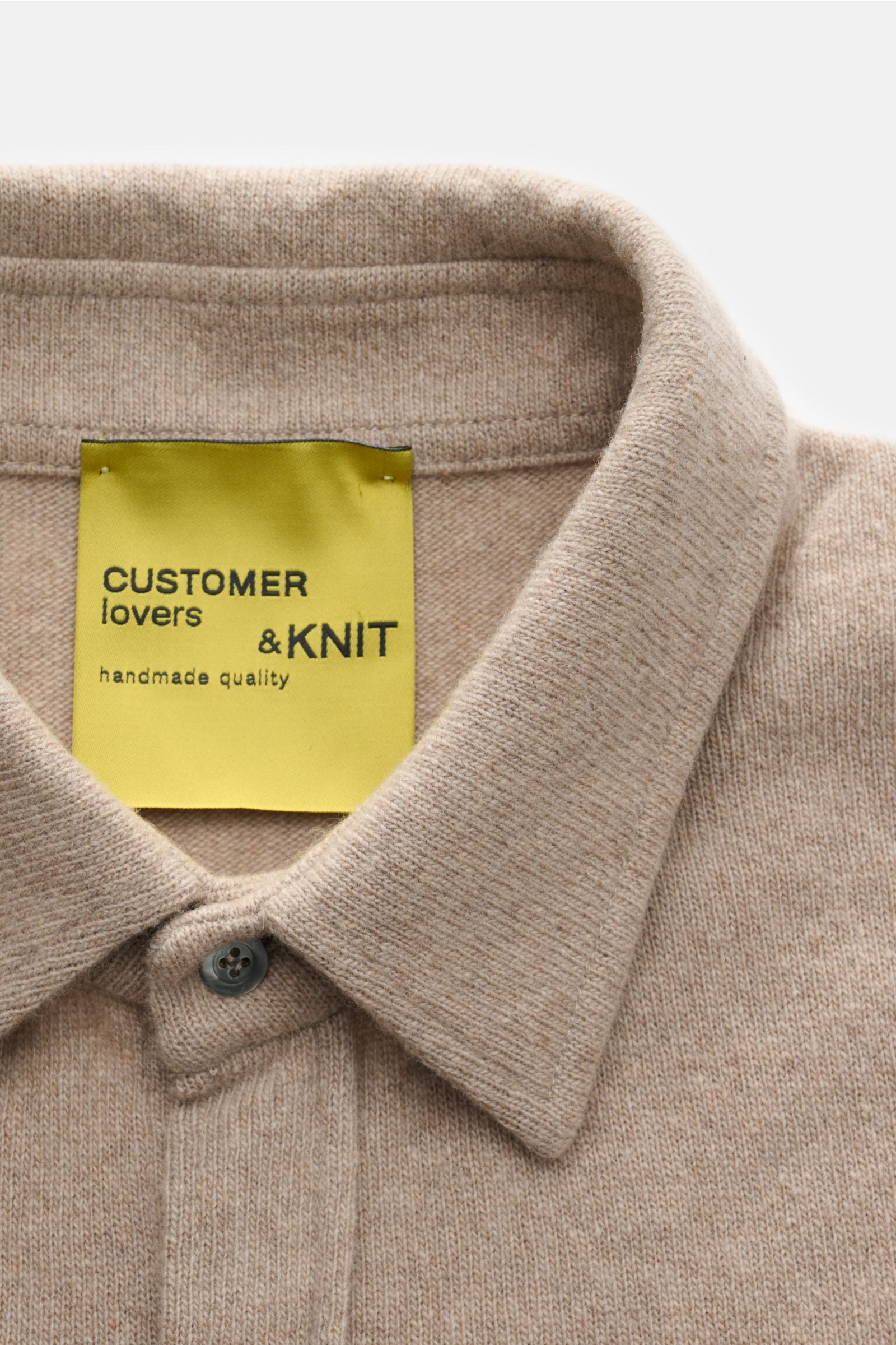 Nahaufnahme von B.F. Knitwear Cashmere Strickhemd Kent-Kragen beige mit feinem Strickbild, weichem Griff und Kent-Kragen, frontal fotografiert.