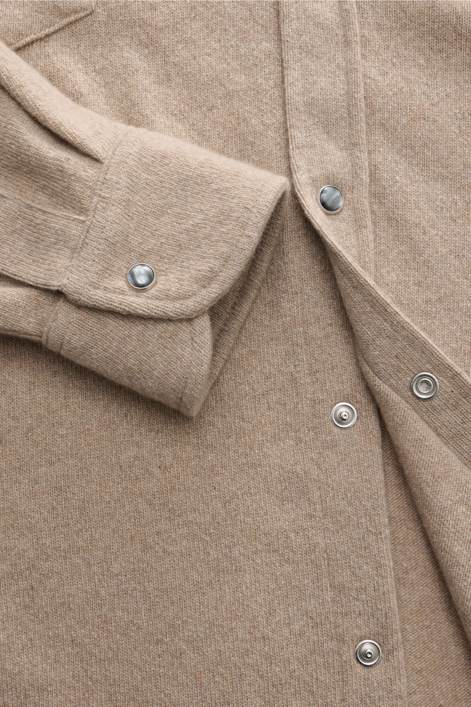 B.F. Knitwear Cashmere Strickhemd Kent-Kragen beige, Nahaufnahme von Manschette und Druckknopfleiste, reiner Cashmere, Slim Fit, weicher Griff, feines Strickbild.