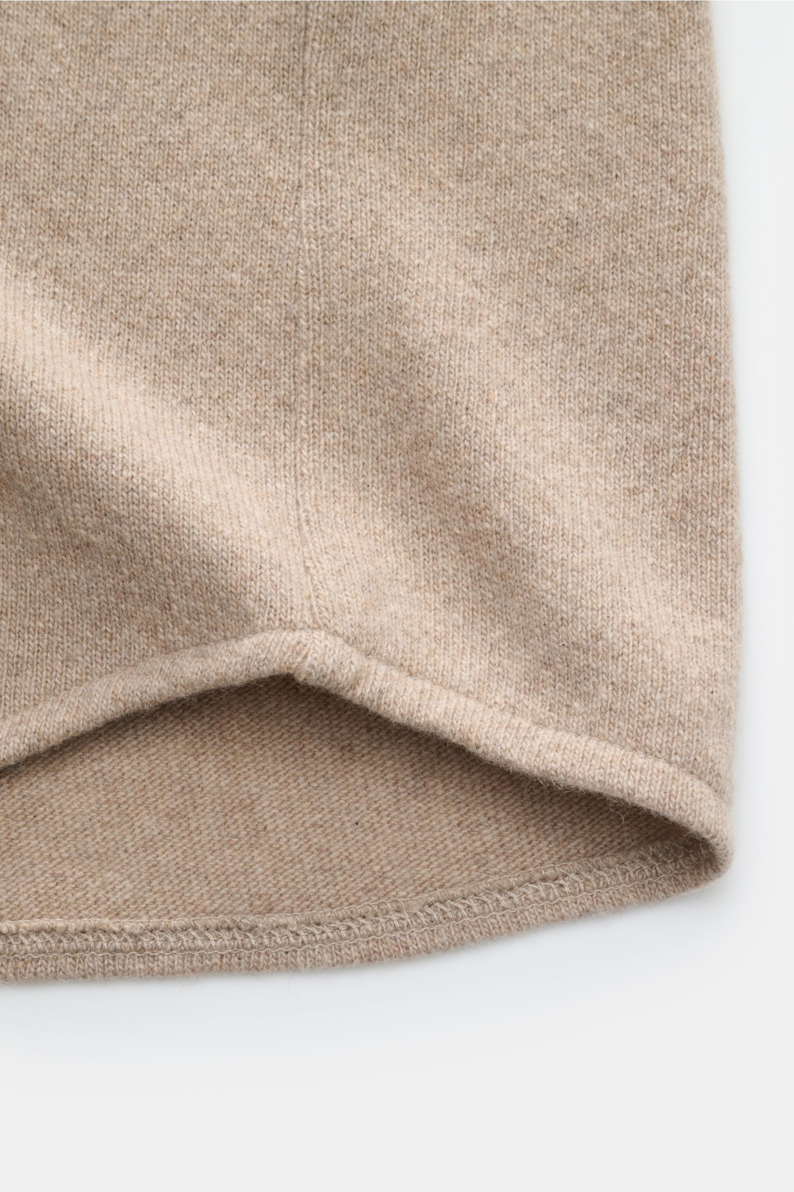 Nahaufnahme des gerundeten Saumverlaufs vom B.F. Knitwear Cashmere Strickhemd Kent-Kragen beige aus reinem, feinem Cashmere mit sehr weichem Griff.