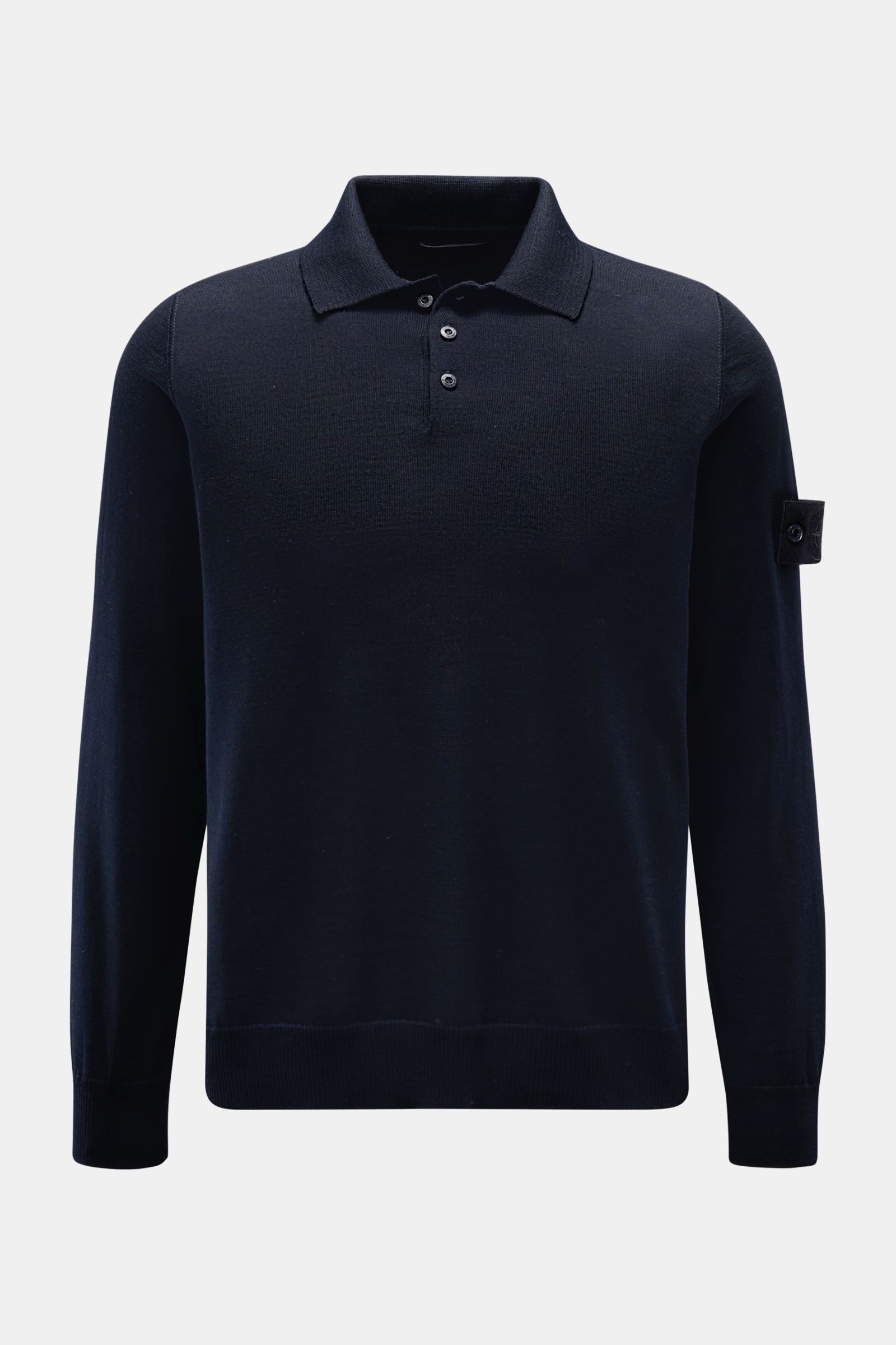 Stone Island Strickpolo 'Ghost Piece' navy, frontale Ansicht, aus reiner Schurwolle, weicher Griff, feines Strickbild, Regular Fit, Polokragen, Drei-Knopf-Leiste, tonales Kompass-Badge am Ärmel, Rippbündchen.