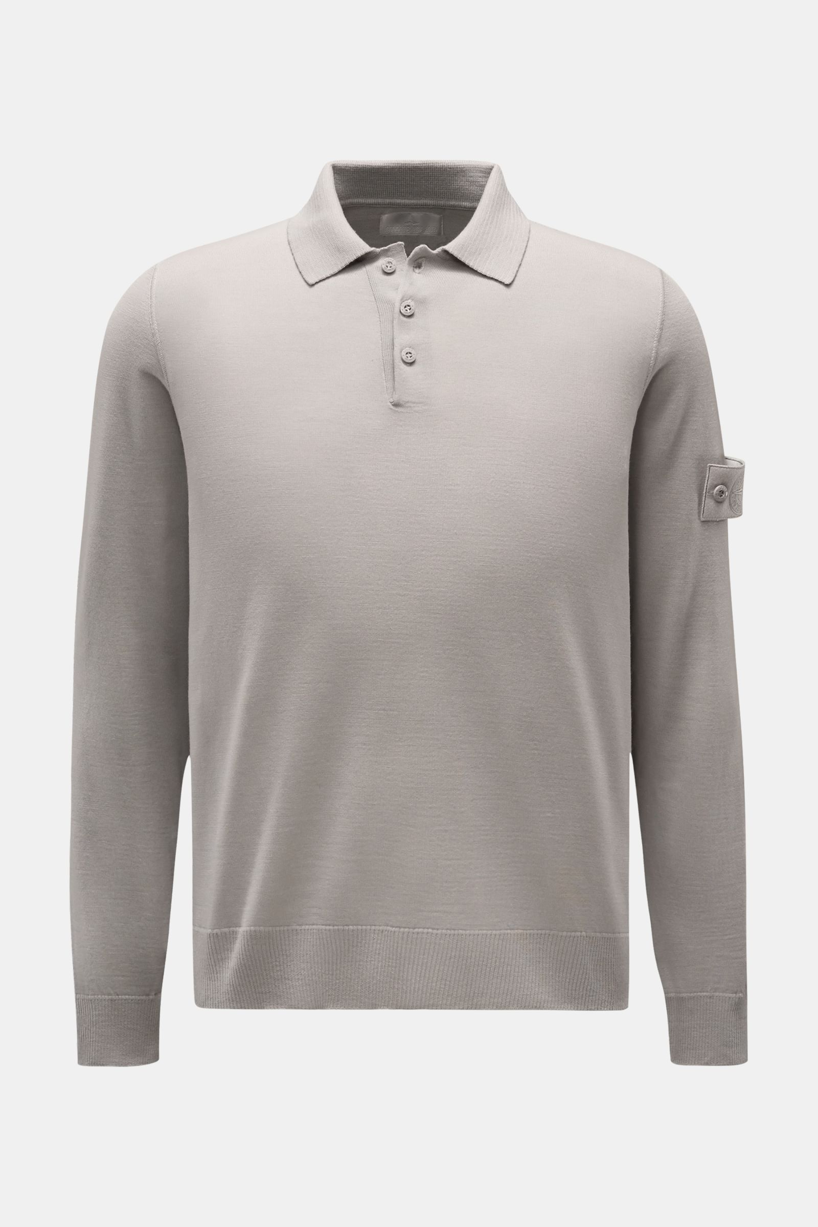 Stone Island Strickpolo 'Ghost Piece' grau, Frontansicht, aus reiner Schurwolle mit weichem Griff, drei Knöpfen, Regular Fit, tonalem Kompass-Badge.