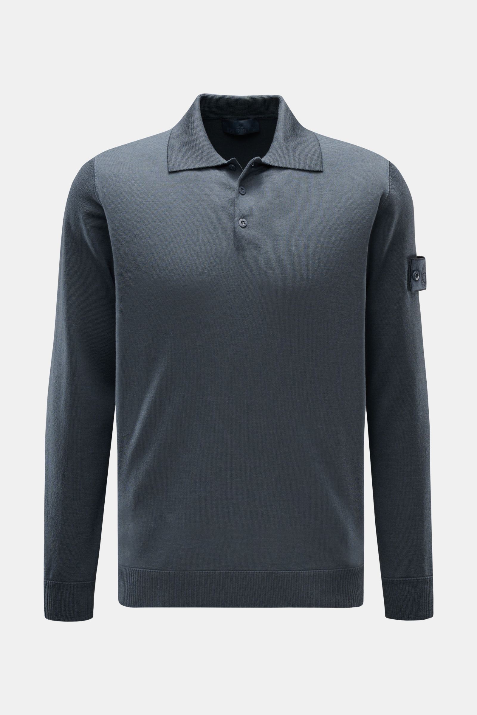 Stone Island Strickpolo 'Ghost Piece' dunkelgrau, frontale Ansicht aus reiner Schurwolle mit weichem Griff, Regular Fit, Polokragen, Drei-Knopf-Leiste, tonales Kompass-Badge am Ärmel und Rippbündchen.