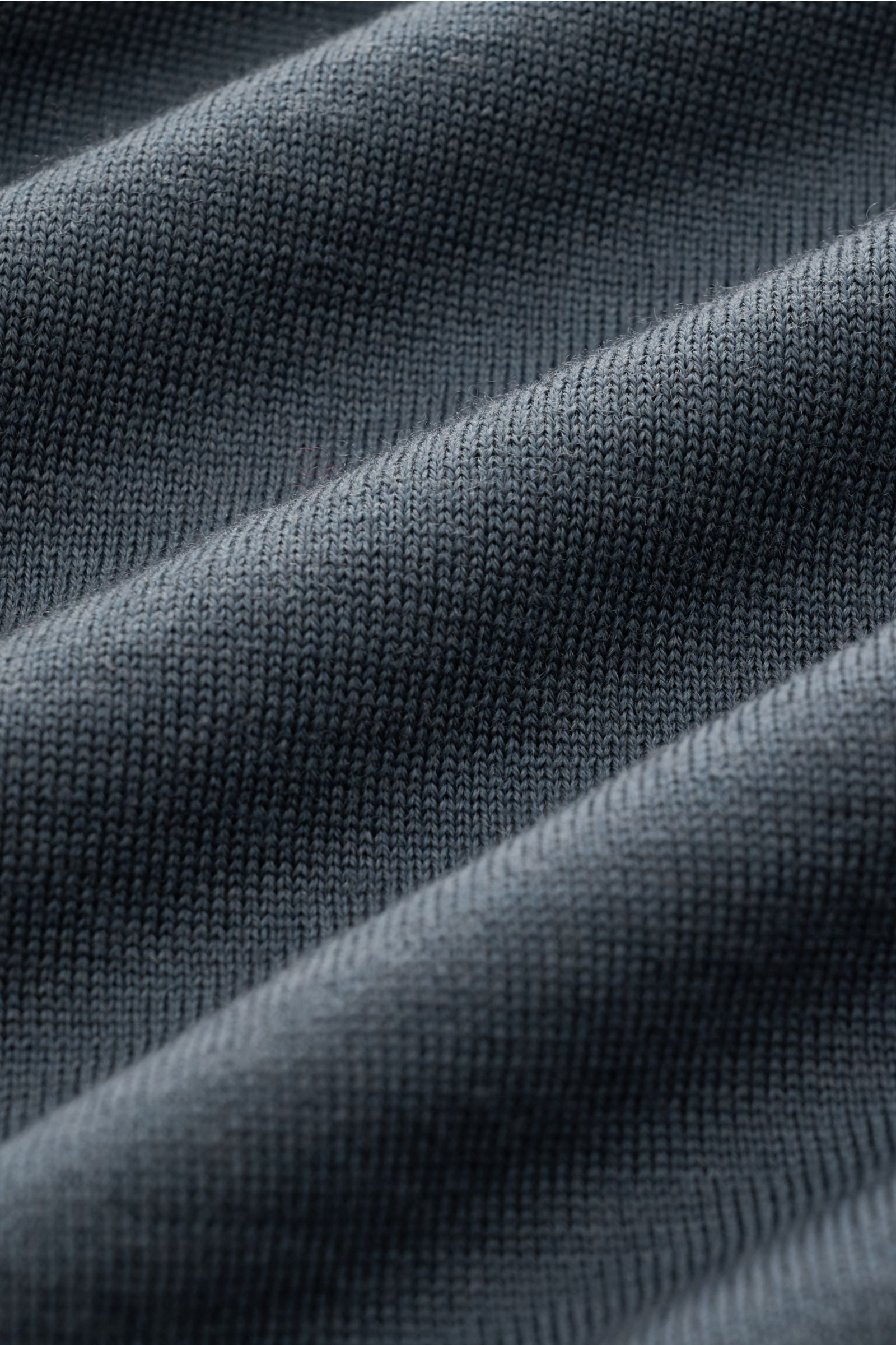 Stone Island Strickpolo 'Ghost Piece' dunkelgrau, Detailaufnahme feines Strickbild aus reiner Schurwolle mit weichem Griff, monochromes Kompass-Badge.