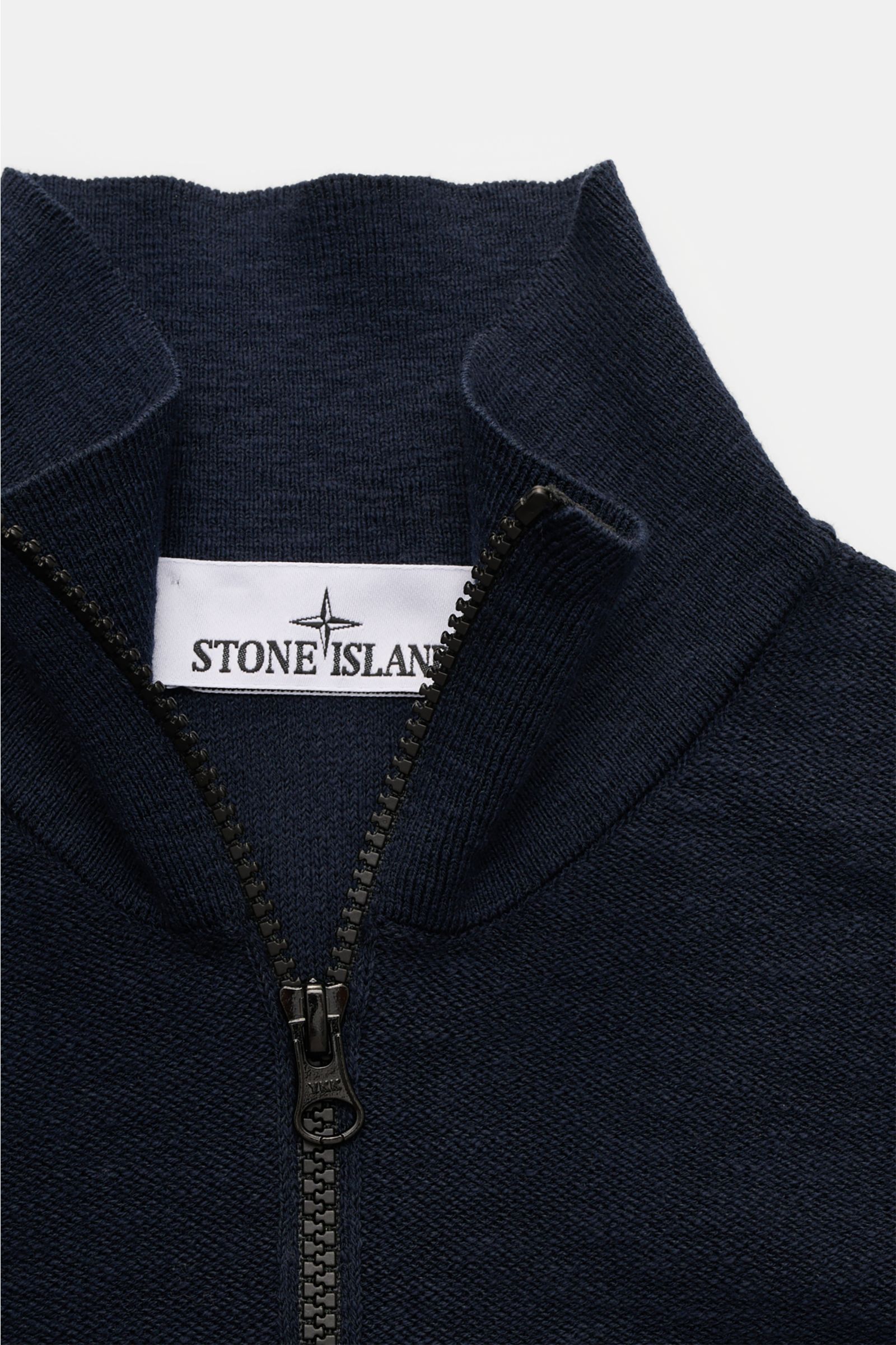 Stone Island Troyer navy aus Baumwolle-Microfaser im Slim Fit, Stehkragen mit Zipper, linksgestrickt, Detailaufnahme Kragen und Reißverschluss.