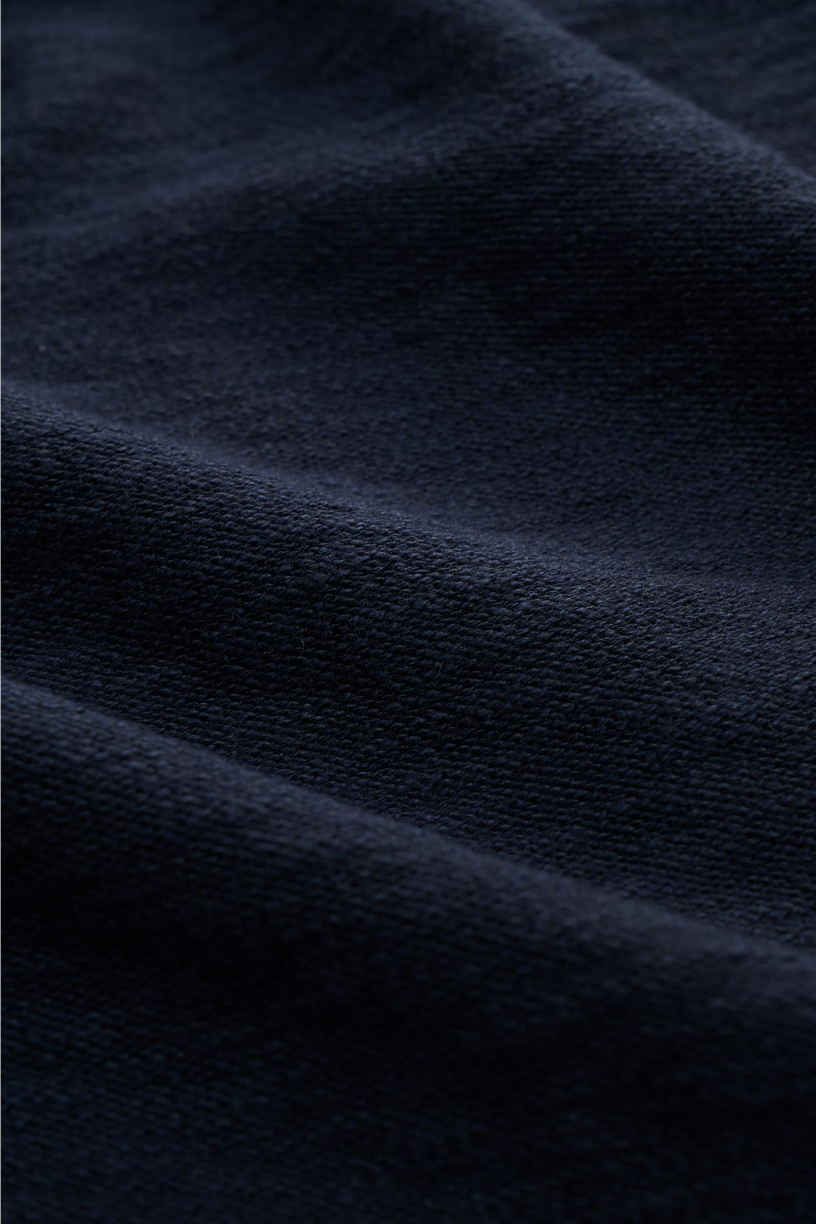 Nahaufnahme des linksgestrickten Stone Island Troyer navy aus Baumwoll-Microfaser-Mix mit mittelfeiner Struktur und leicht griffiger Haptik.