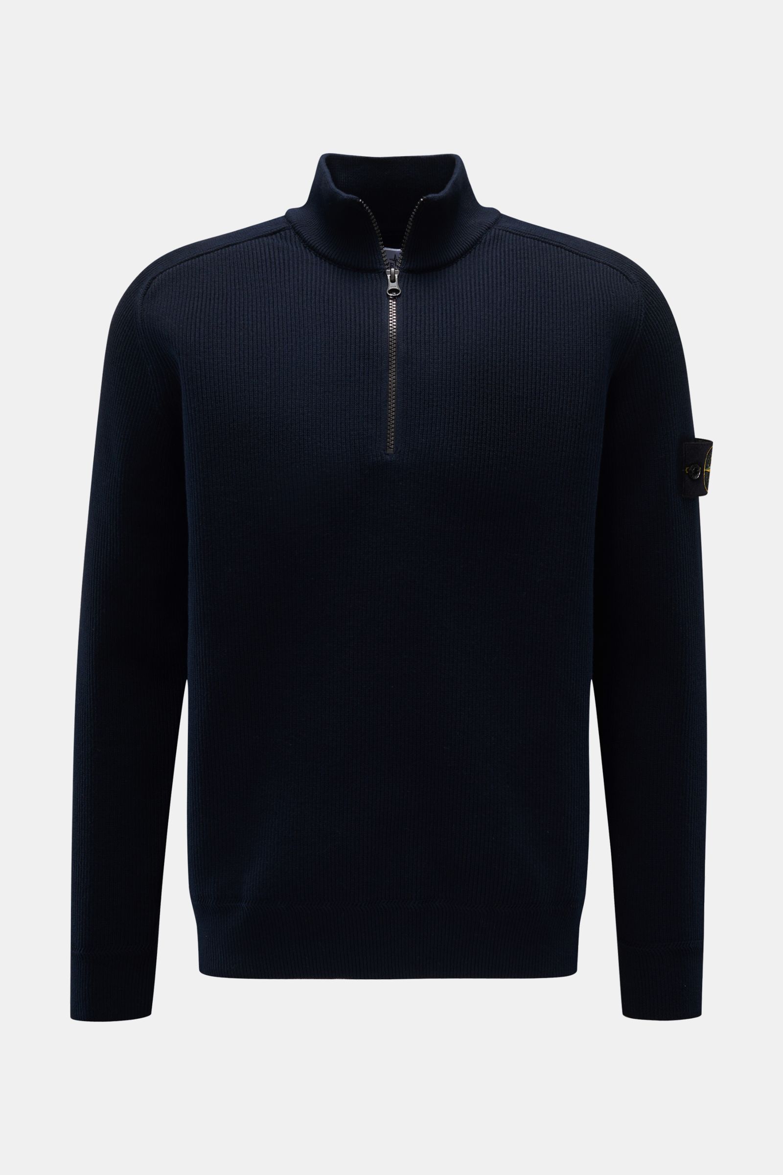 Stone Island Troyer navy shown front-facing on a plain background, featuring a slim fit cotton knit with a ribbed zipper collar, raglan sleeves, ribbed cuffs, and the signature compass badge on the upper arm. Vielseitiger Begleiter in der Übergangszeit: D