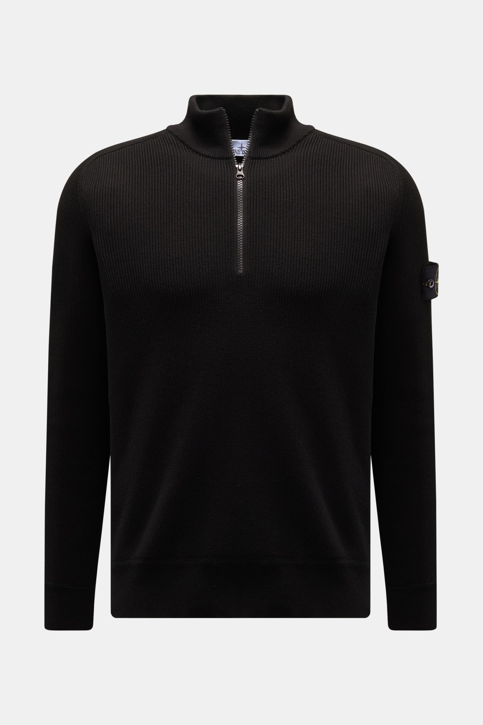 Stone Island Troyer schwarz, frontal fotografiert, Strick aus reiner Baumwolle, leicht griffige Haptik, mittelfeines Strickbild, Slim Fit, Kragen aus Rippstrick mit Zipper, eingestrickter Raglanärmel, Kompass-Badge am Oberarm, Rippstrickbündchen.