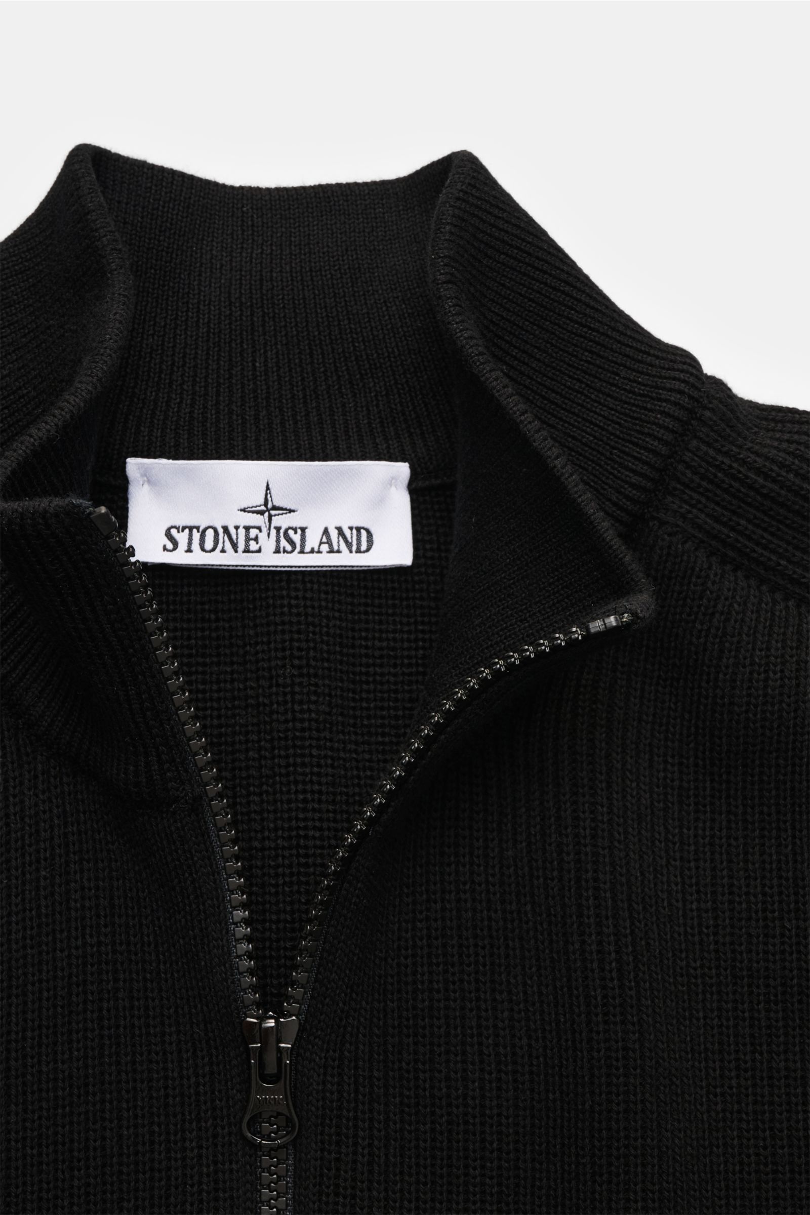 Stone Island Troyer schwarz, Detailaufnahme von oben, Strick aus reiner Baumwolle, Slim Fit, Rippkragen mit Zipper, Raglanärmel, Kompass-Badge, Rippbündchen.