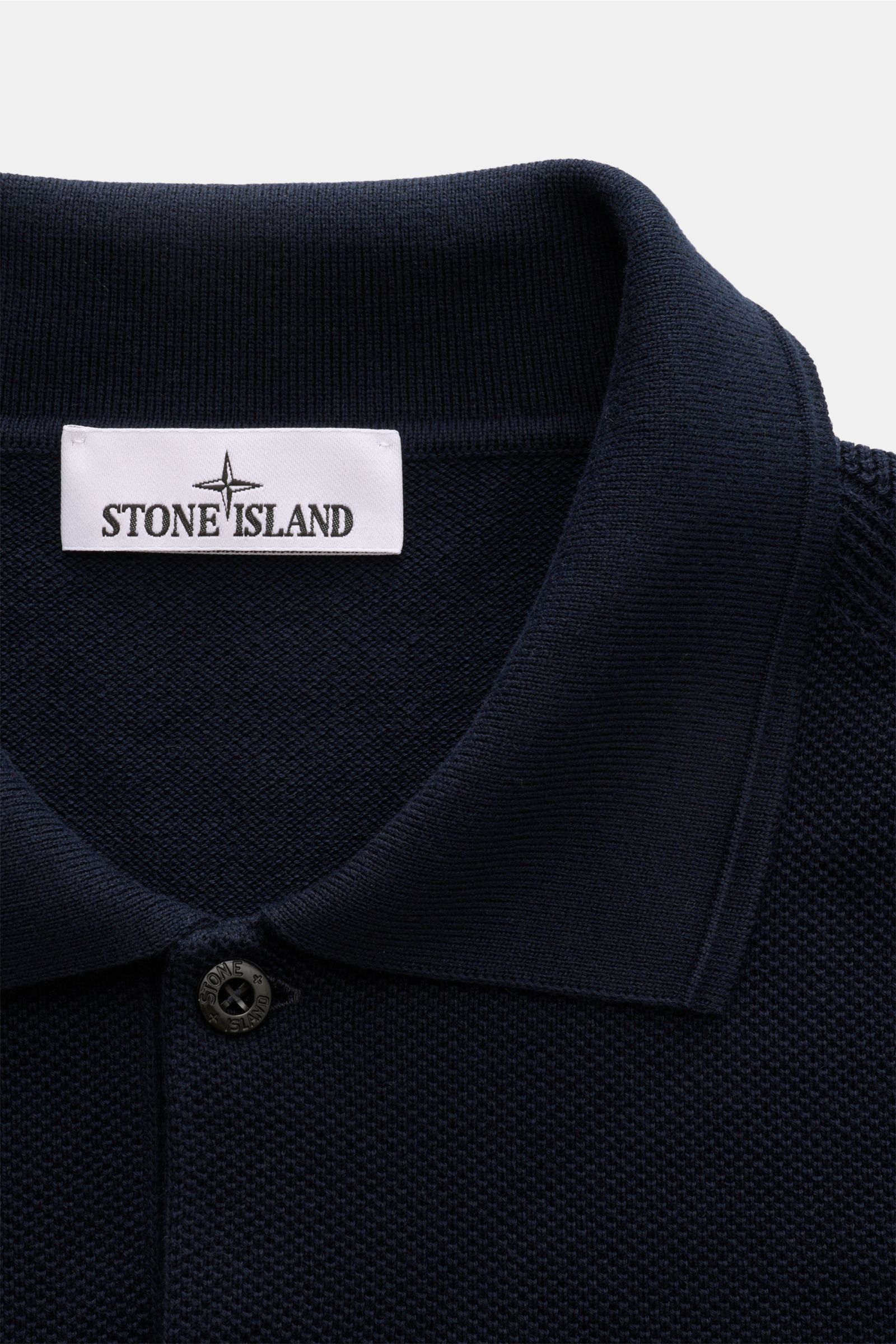 Stone Island Kurzarm-Strickpolo navy aus reiner Baumwolle, feiner Piqué-Mix und Polokragen, Detailaufnahme von oben frontal.