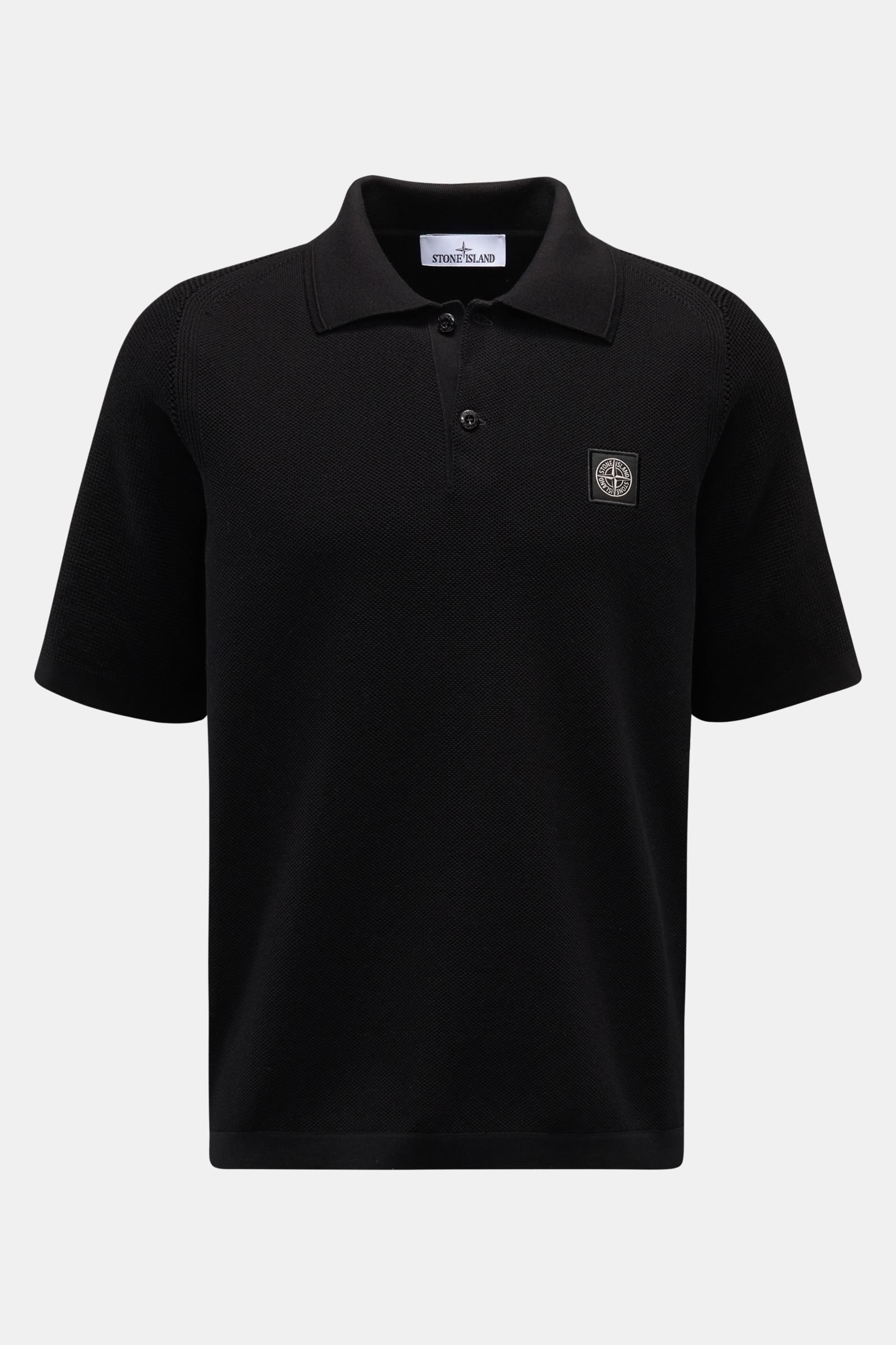 Stone Island Kurzarm-Strickpolo schwarz, frontal fotografiert, aus reiner Baumwolle mit Polokragen, Knopfleiste, Weblabel und seitlichen Saumschlitzen.