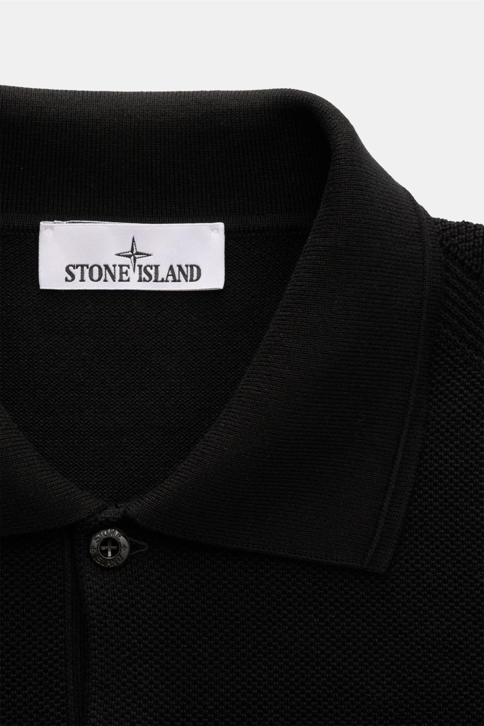 Stone Island Kurzarm-Strickpolo schwarz in Nahaufnahme von oben, reine Baumwolle, feiner Piqué-Mix, Polokragen, Knopfleiste.