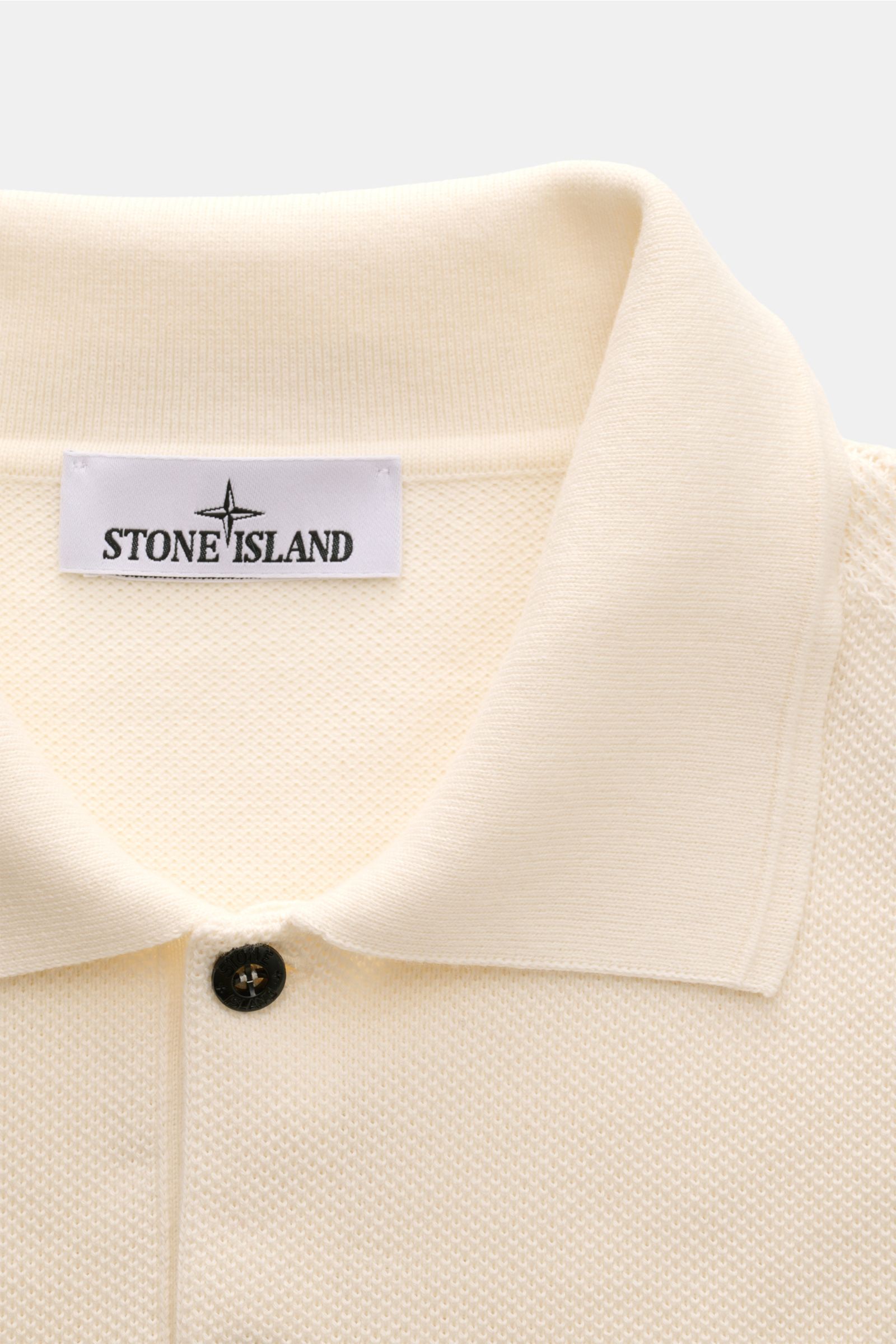 Stone Island Kurzarm-Strickpolo creme aus reiner Baumwolle, feinem Piqué-Mix, Regular Fit, Polokragen, Knopfleiste, Saumschlitze, Detailaufnahme von oben.