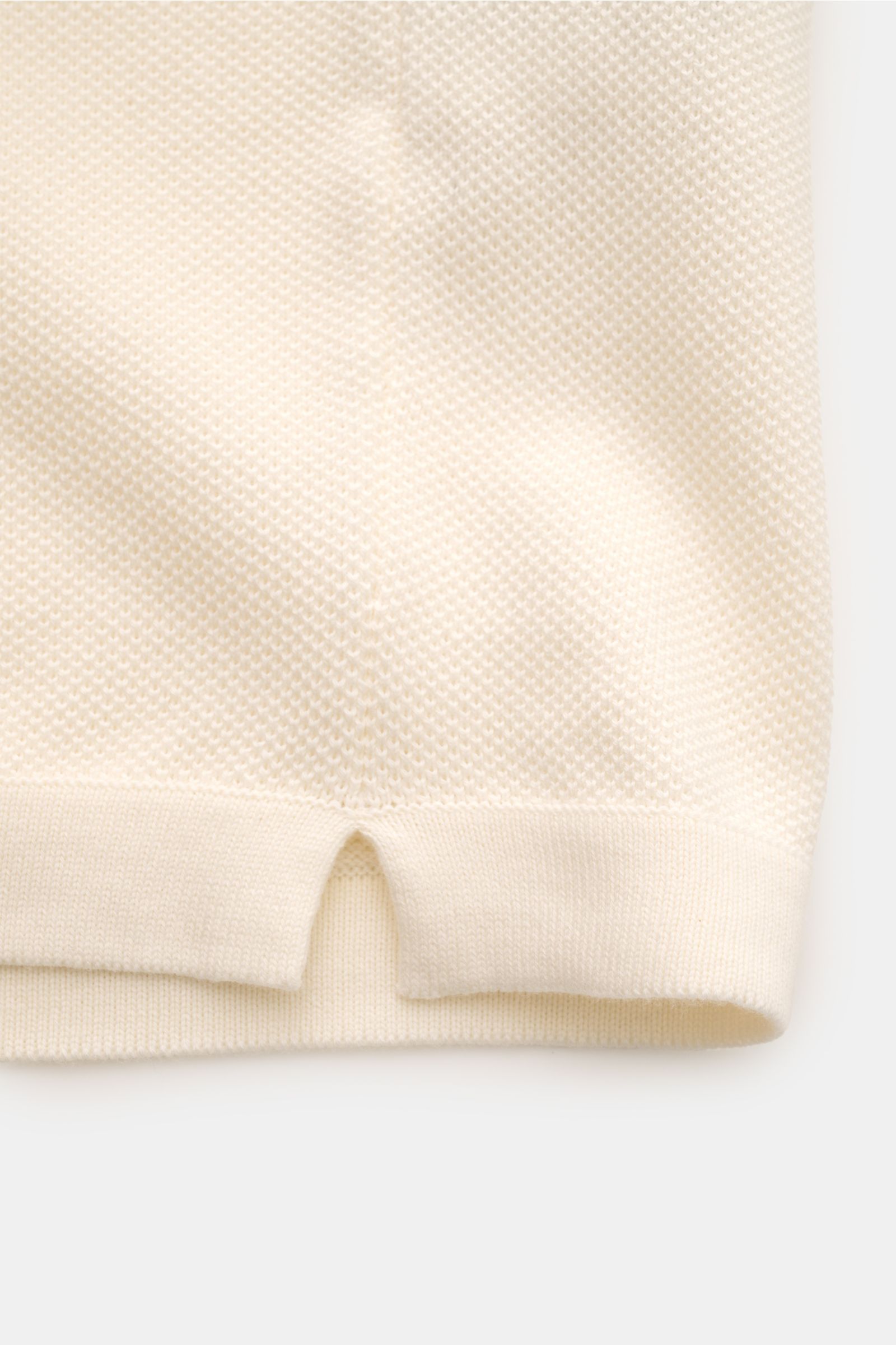 Stone Island Kurzarm-Strickpolo creme, Detailaufnahme Saum mit seitlichem Schlitz, feiner Piqué-Mix, reine Baumwolle, Regular Fit.