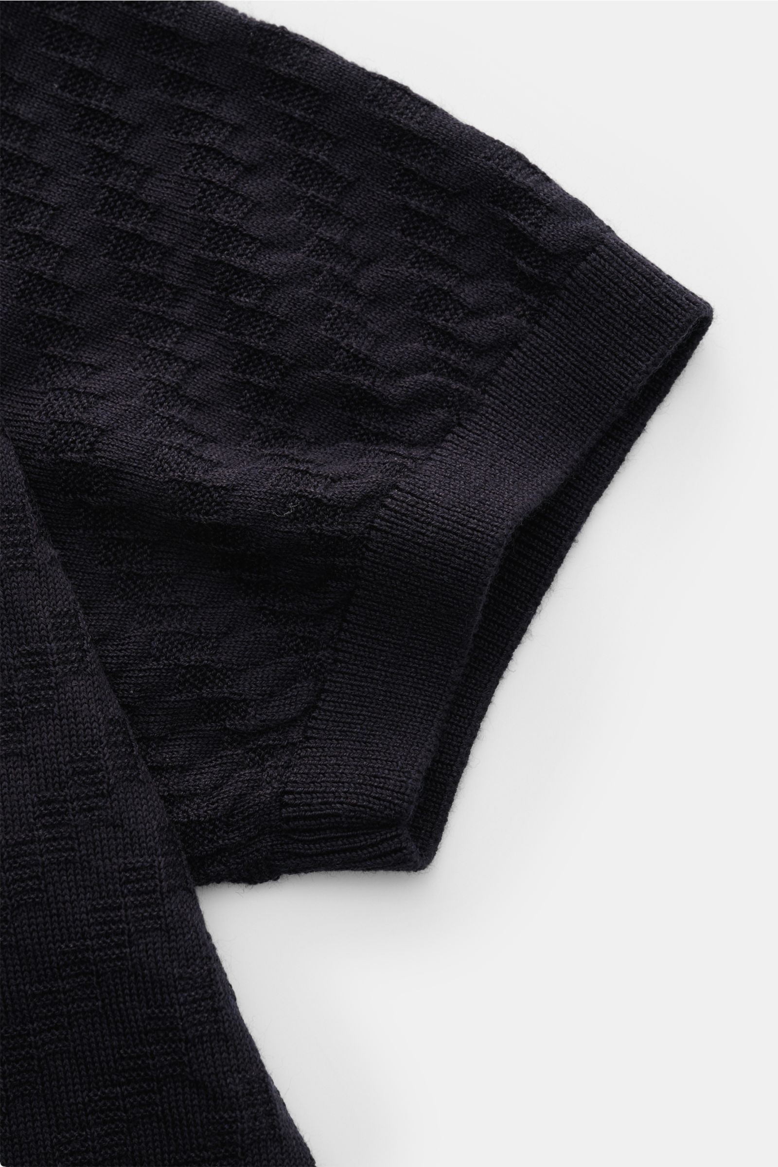 Emporio Armani Kurzarm-Strickpolo navy, Detailaufnahme von Ärmel und Strukturstrick, leichter Materialmix aus Microfaser, Lyocell, Wolle, Slim Fit, Rippbündchen, offener Kragen.