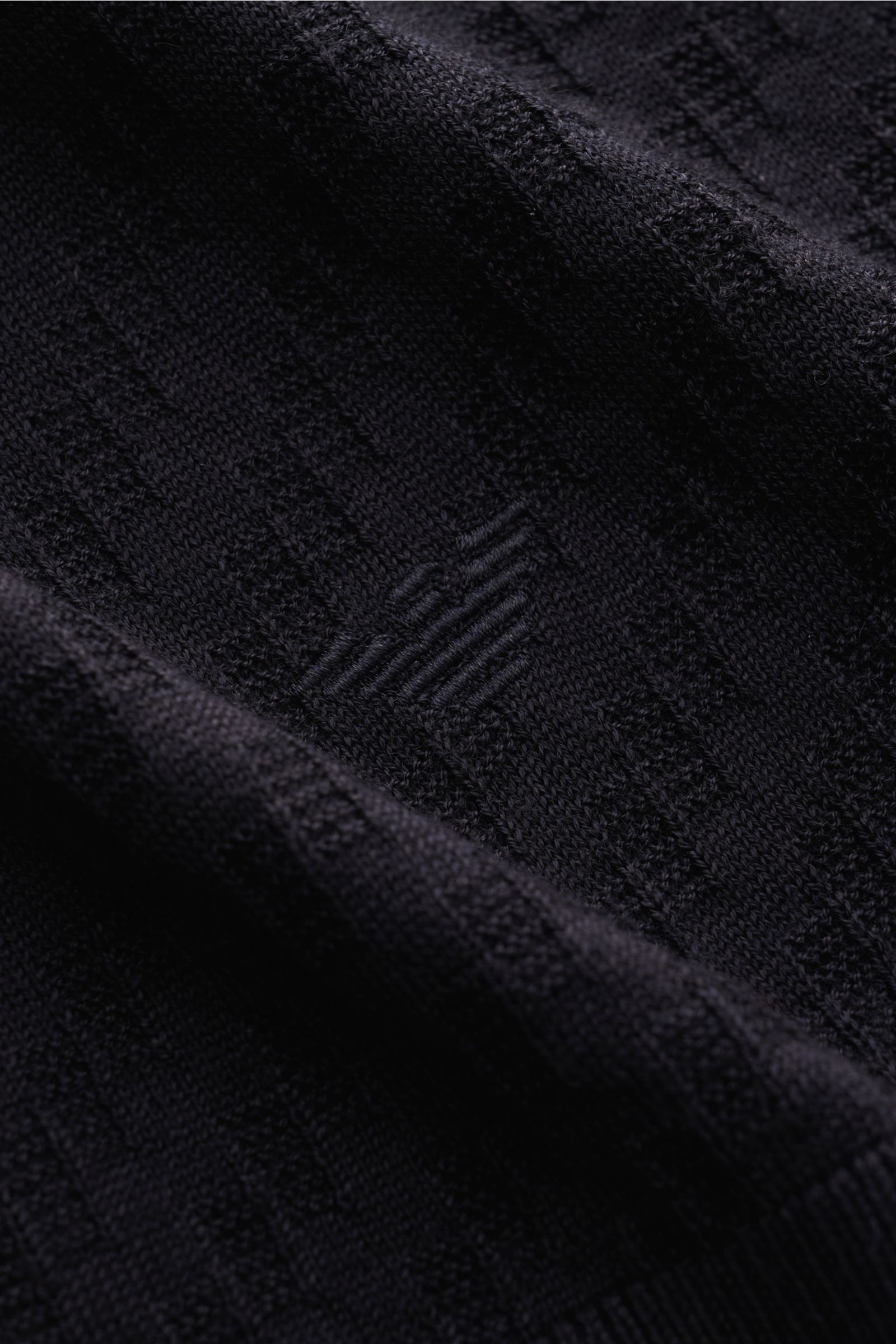 Emporio Armani Kurzarm-Strickpolo navy, Nahaufnahme von Strukturstrick mit feinem Muster und weichem Materialmix aus Microfaser, Lyocell und Wolle, Slim Fit, Polokragen, Rippbündchen.